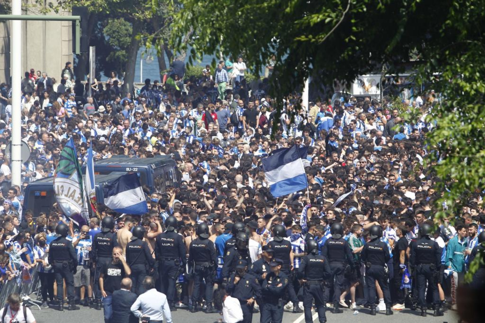 Aficionados esperando el bús del Deportivo.