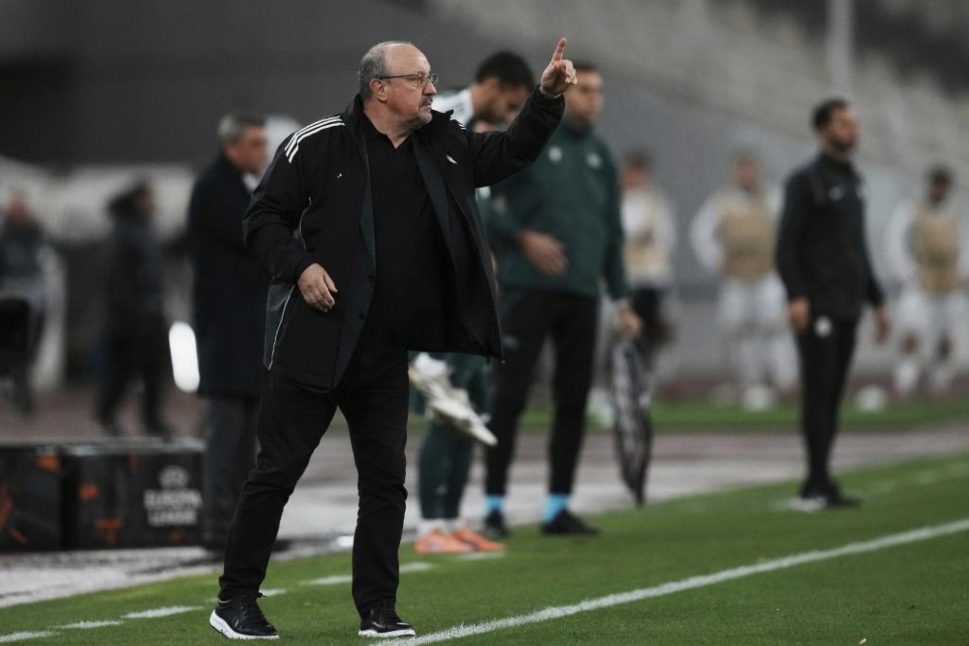 Rafa Benítez da una indicación en un partido del Panathinaikos.
