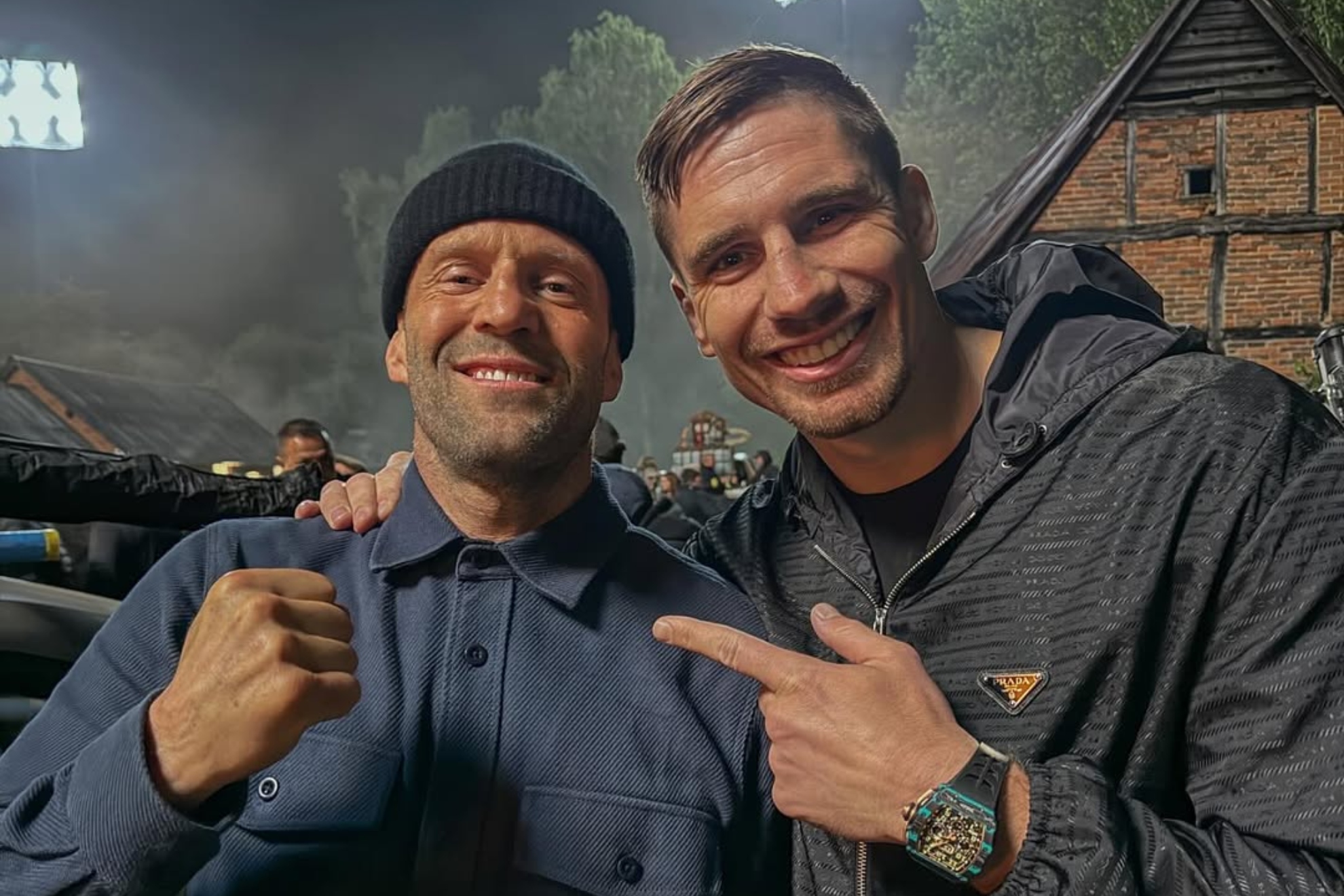Jason Statham y Rico Verhoeven durante el rodaje de una película.