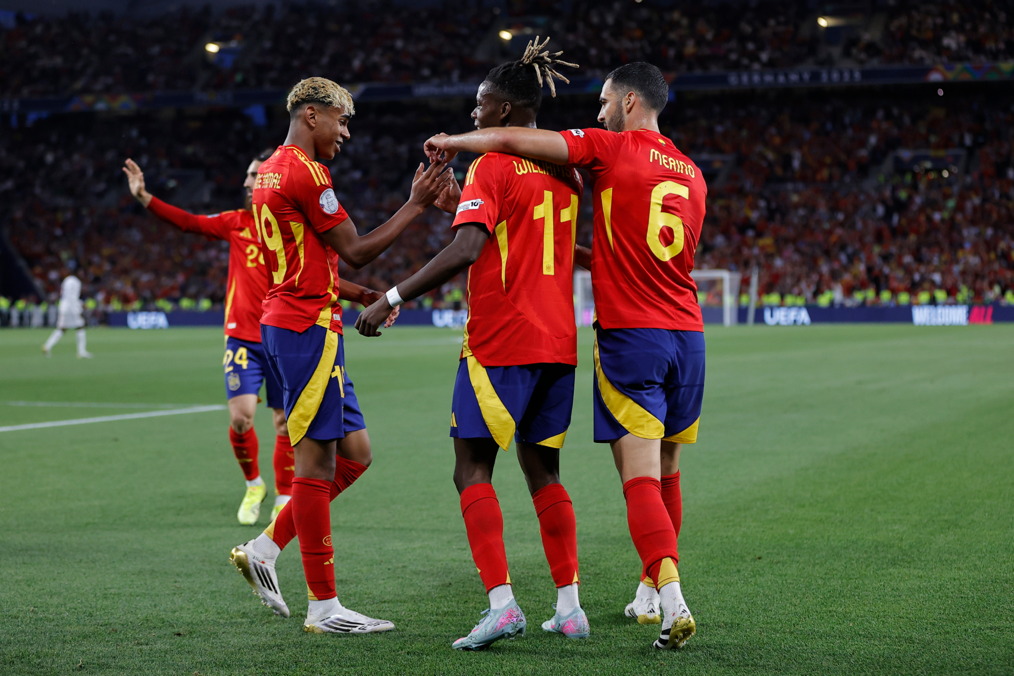 Lamine Yamal, Nico Williams y Mikel Merino, los tres tocados de la selección.