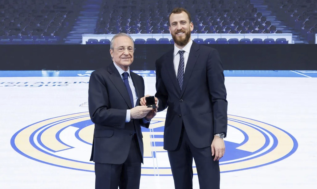 Florentino Pérez, president of Real Madrid, and Sergio Rodríguez, director of the section.