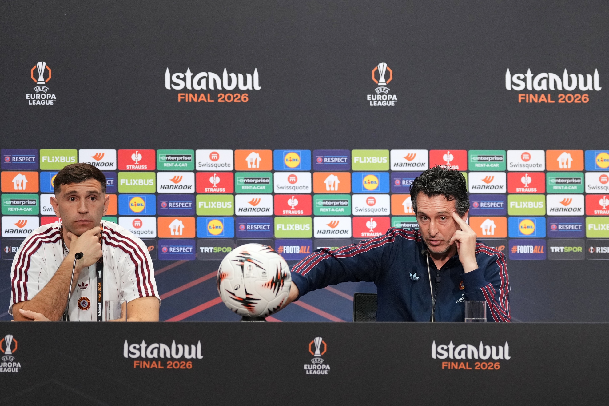 El Dibu junto a Unai Emery en la rueda de prensa.