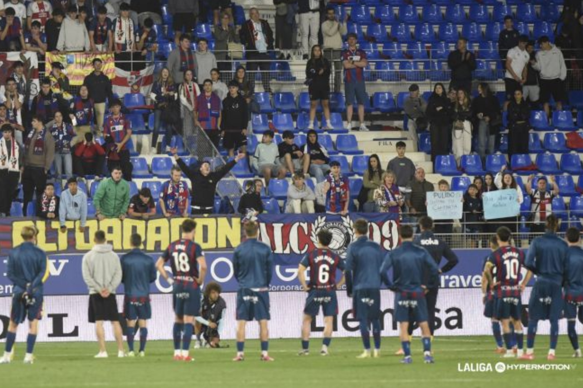 Los jugadores del Huesca aguantan la bronca de su afición.