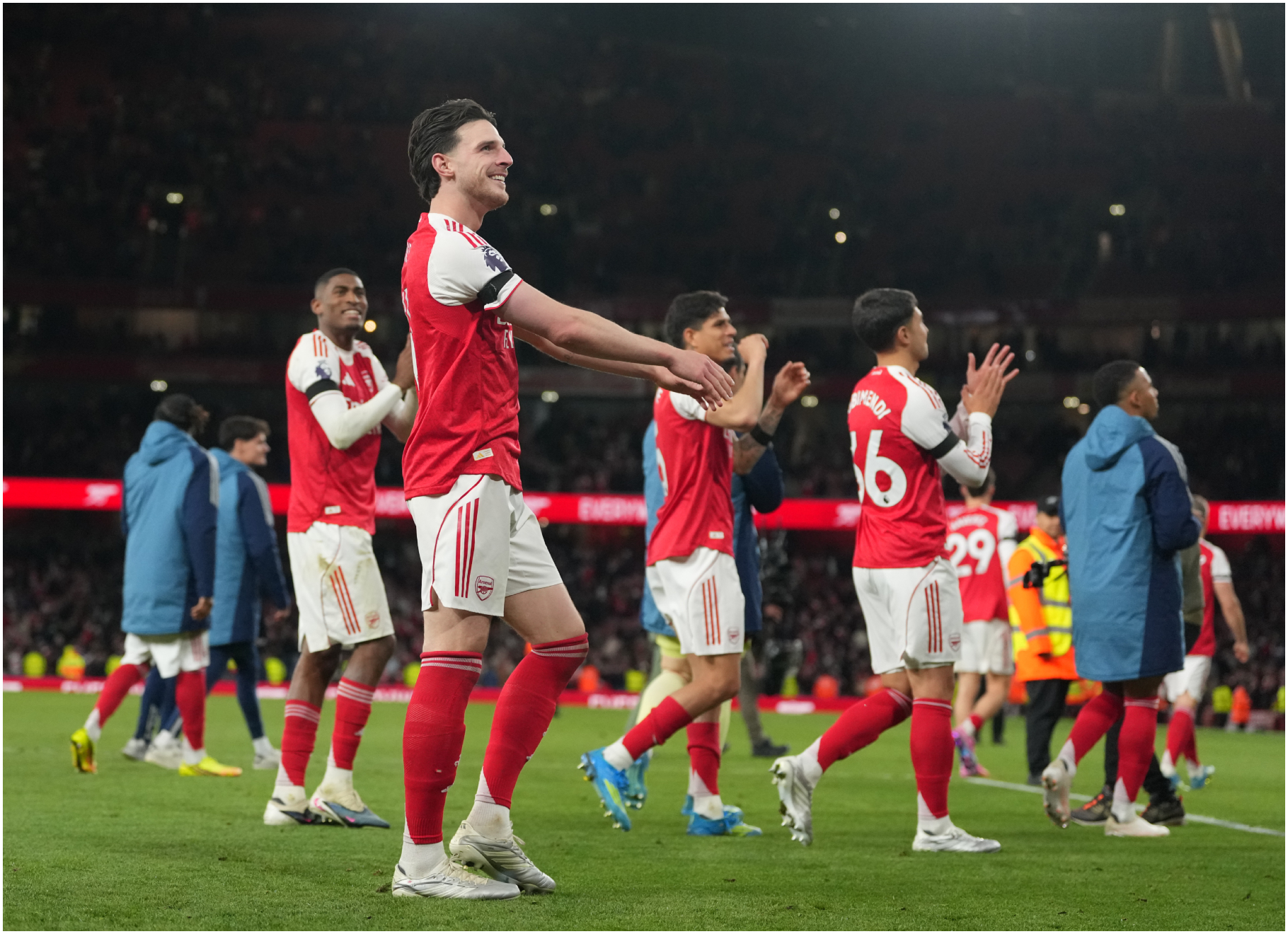 Alegría del Arsenal tras un gol, con Rice a la cabeza.
