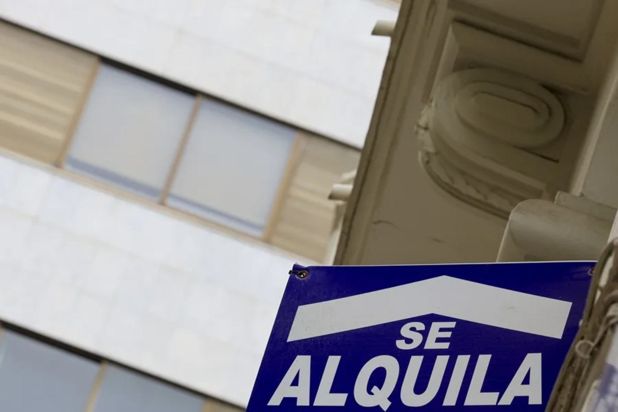 Un cartel de 'se alquila'.