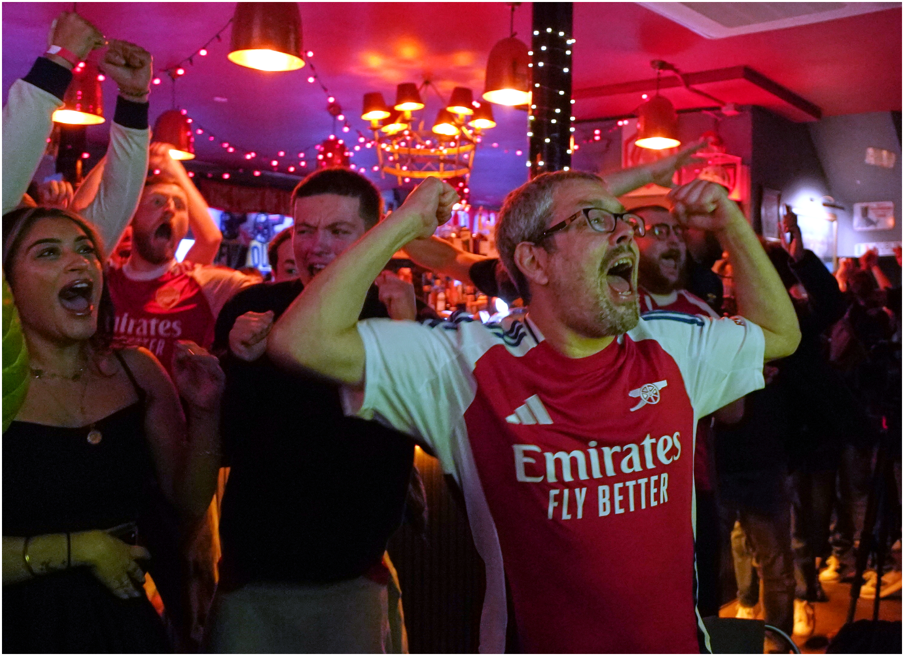 Un hincha del Arsenal celebra el gol del Bournemouth esta noche.