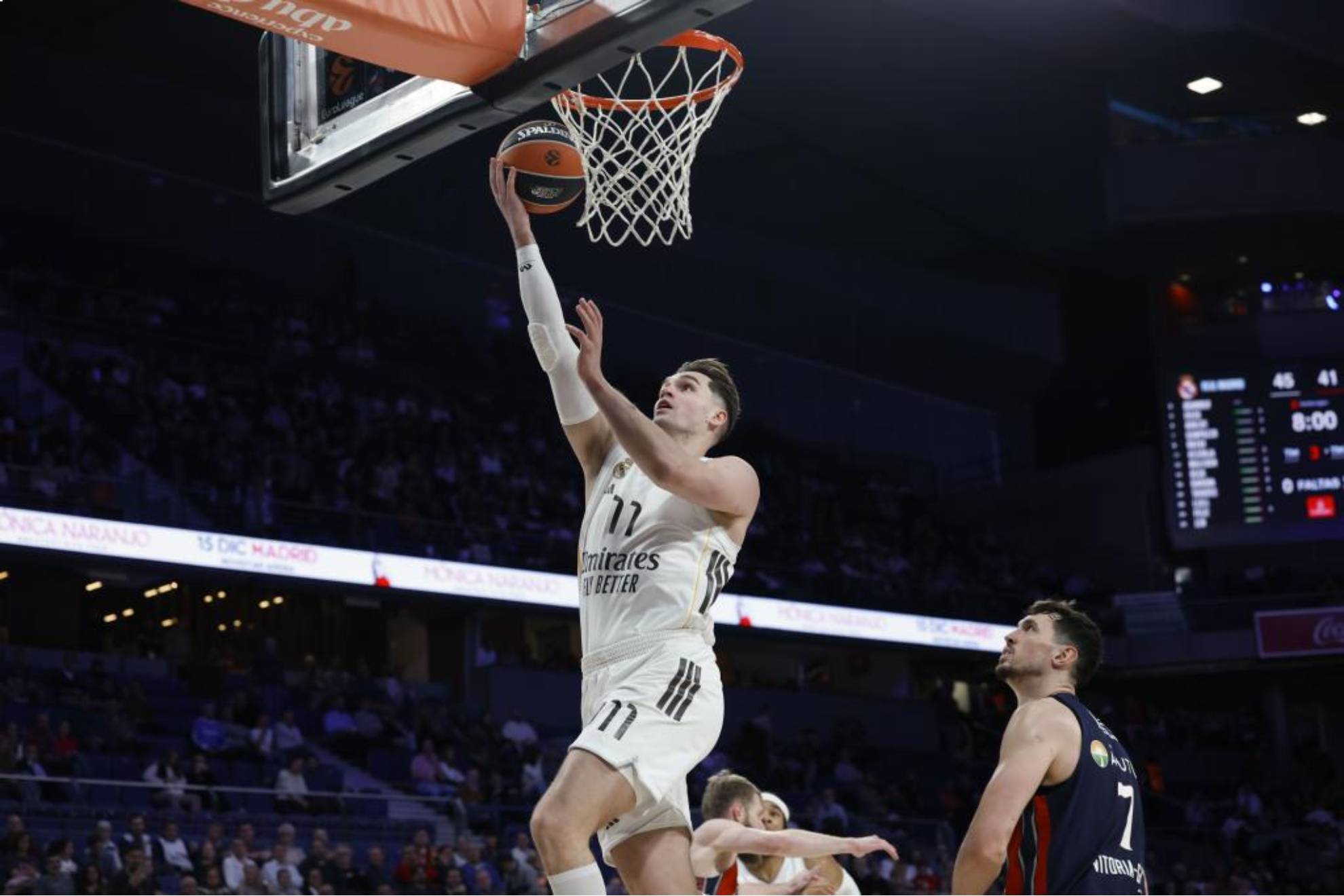Mario Hezonja hace una entrada a canasta.