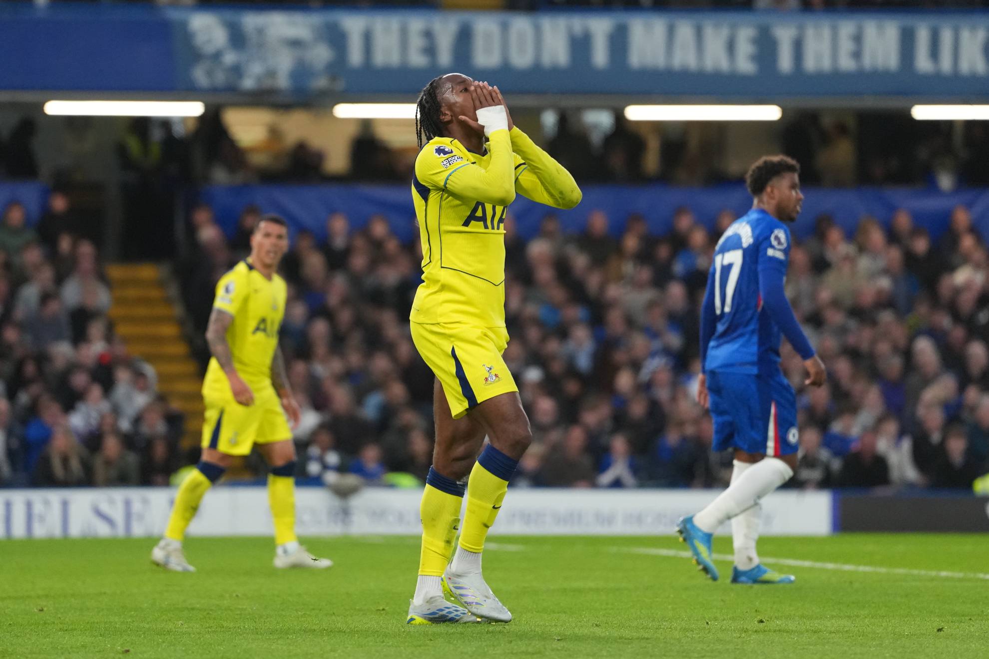 Udogie desesperado en el encuentro ante el Chelsea.