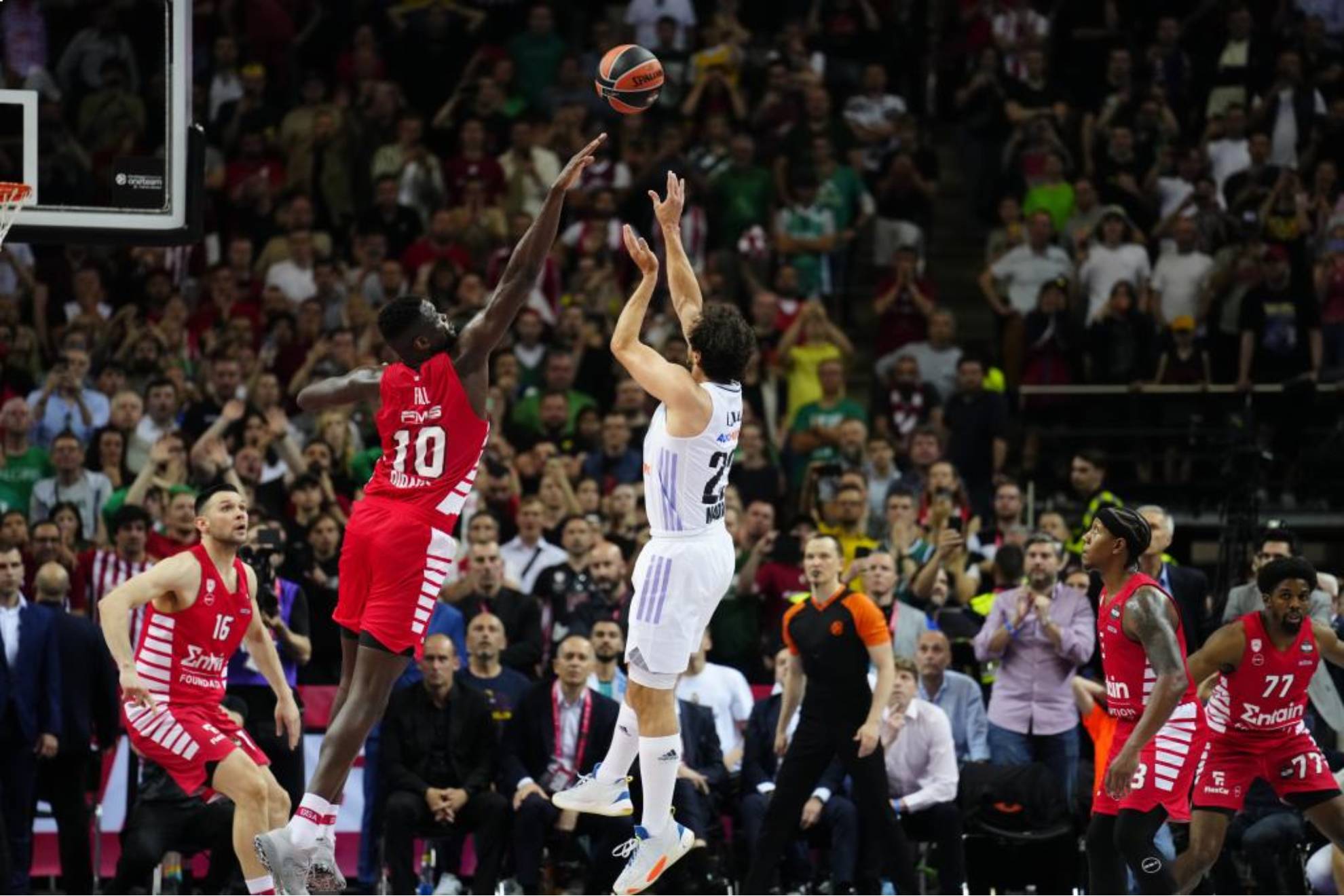 Sergio Llull lanza el tiro ganador en la final de la Euroliga de 2023.