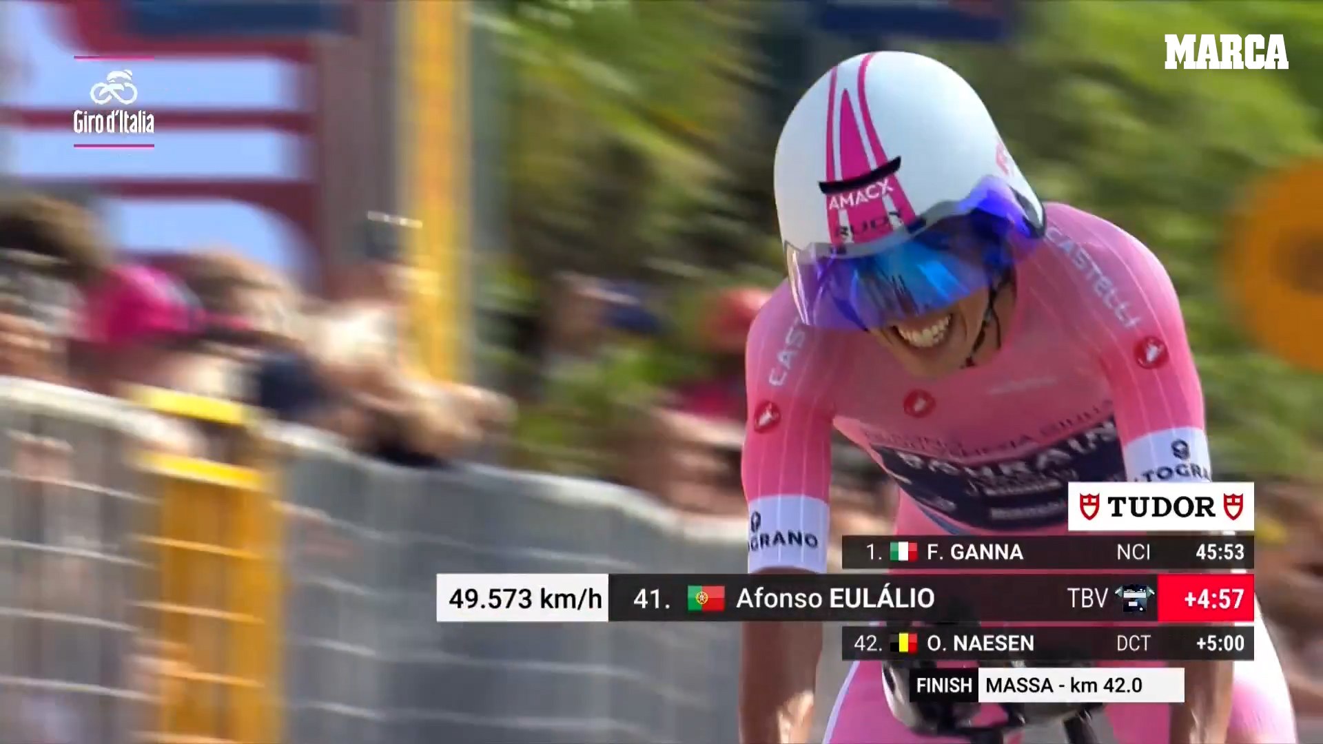 Filippo Ganna, durante su concurso en la crono de Massa.