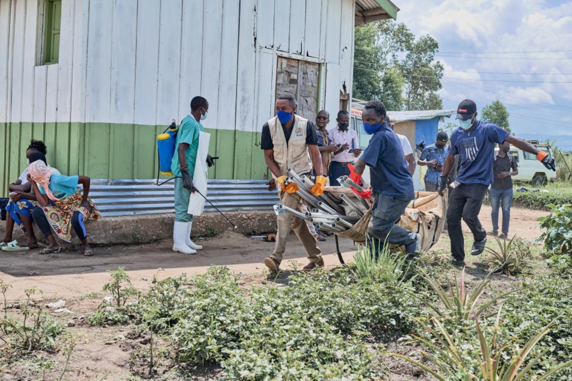 Trabajadores de ayuda cargan suministros para establecer un centro de tratamiento del ébola en Bunia.