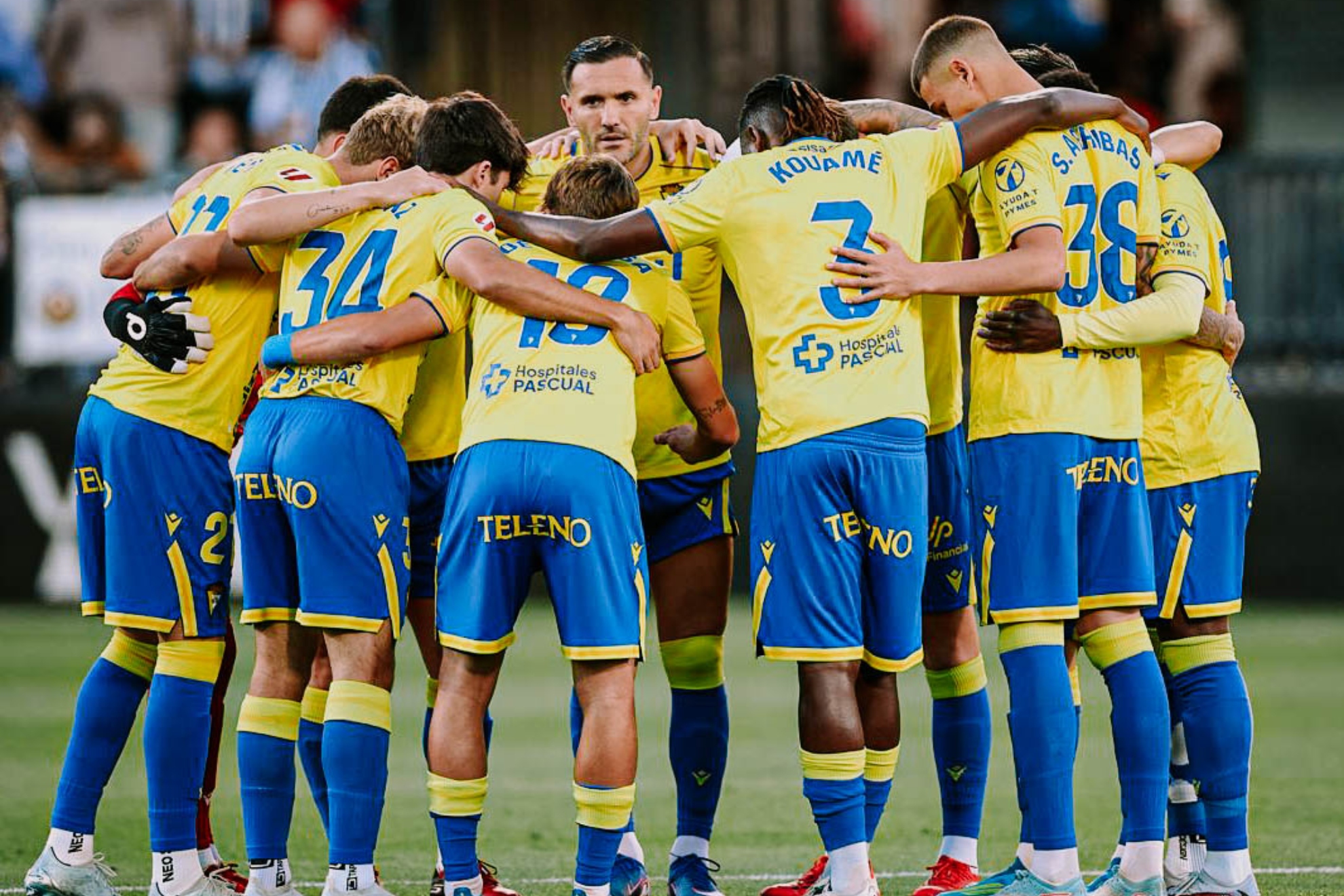 Los jugadores del Cádiz, antes de un partido.