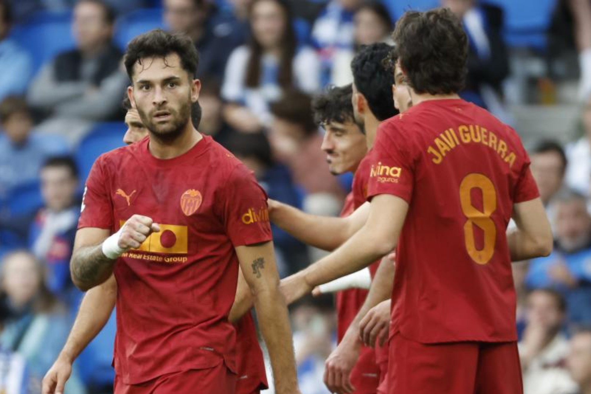El delantero del Valencia Hugo Duro celebra su gol, segundo del equipo ante la Real en Anoeta