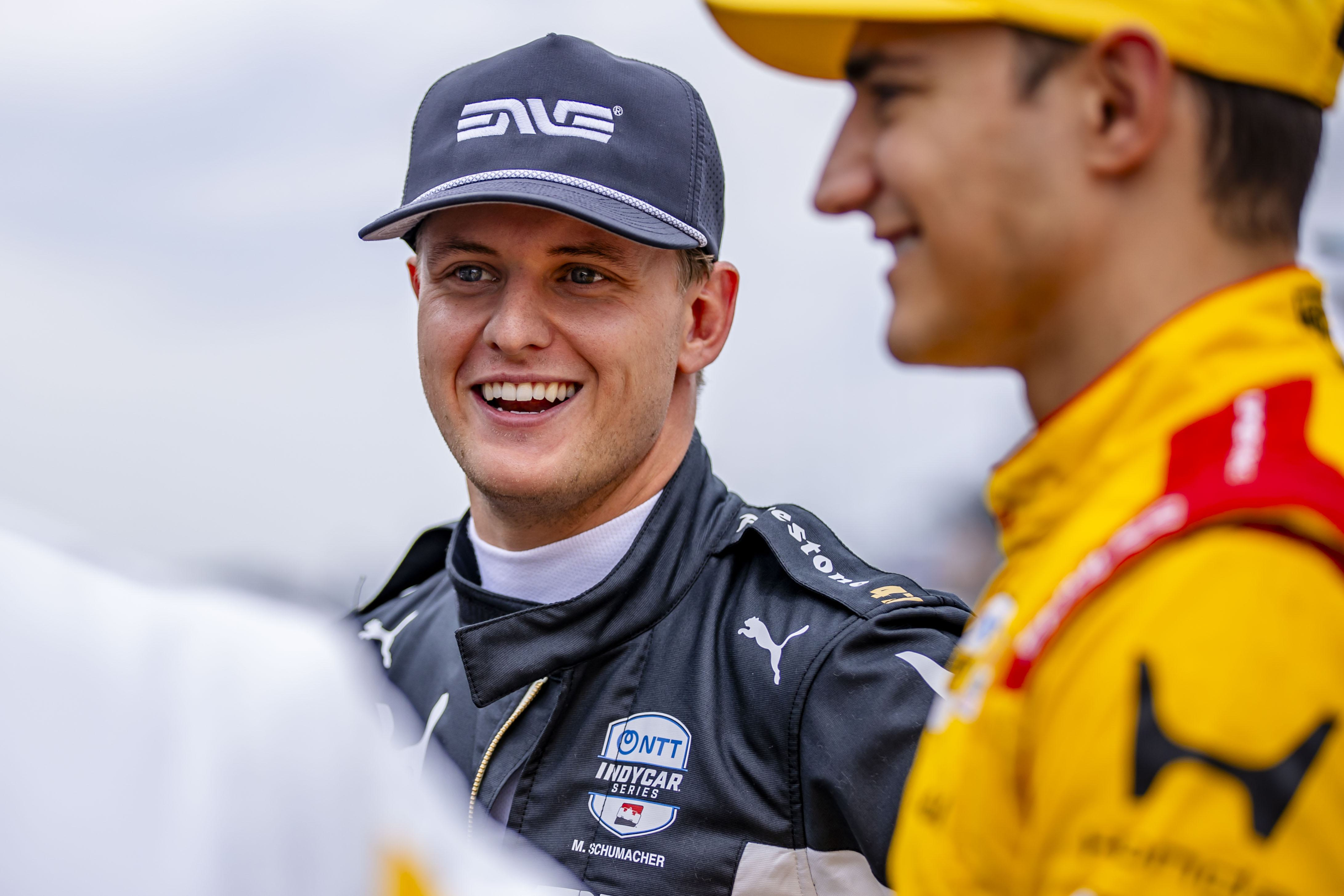 Mick Schumacher sigue pendiente de la Fórmula 1 y no es ajeno a su situación actual.