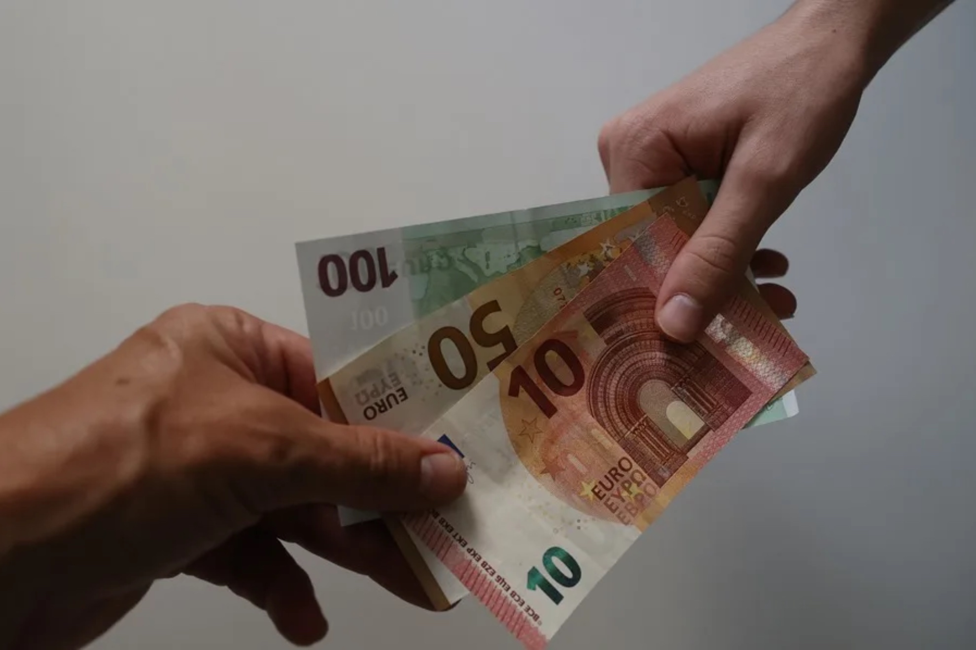 Dar dinero a un familiar tiene condiciones de Hacienda.