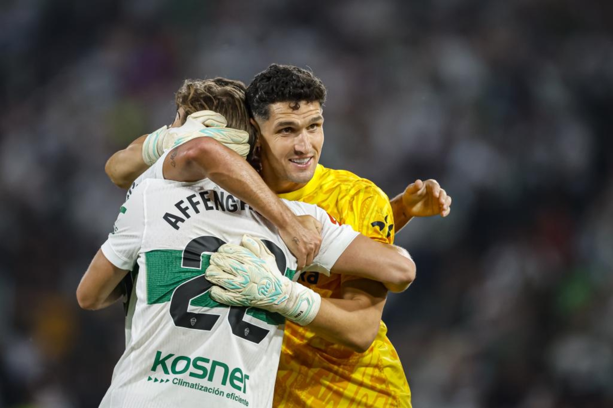 Dituro se abraza a Affenbruger en un partido del Elche.