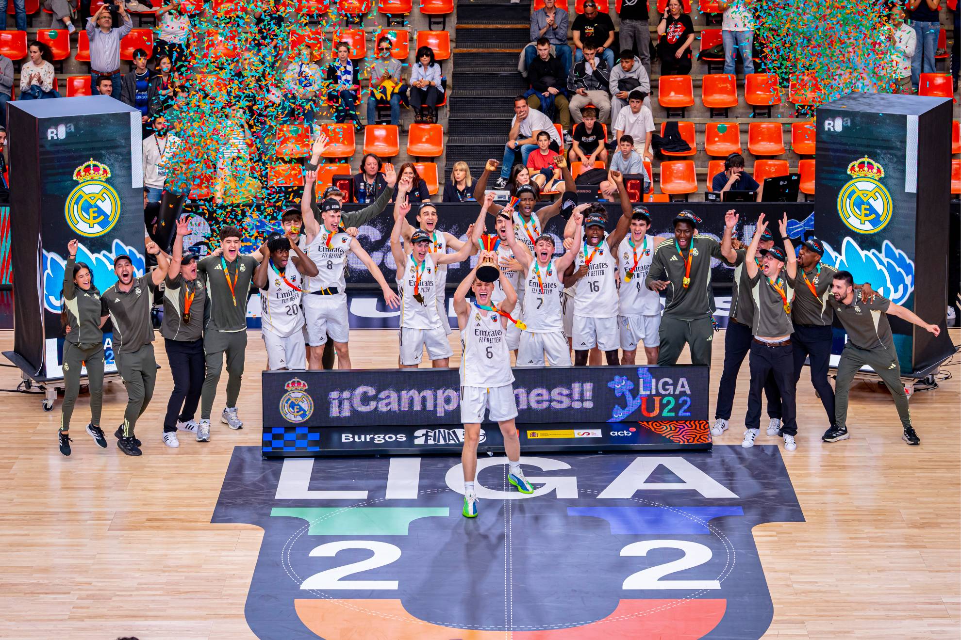 La plantilla del Real Madrid celebra el triunfo en la final de la Liga U.