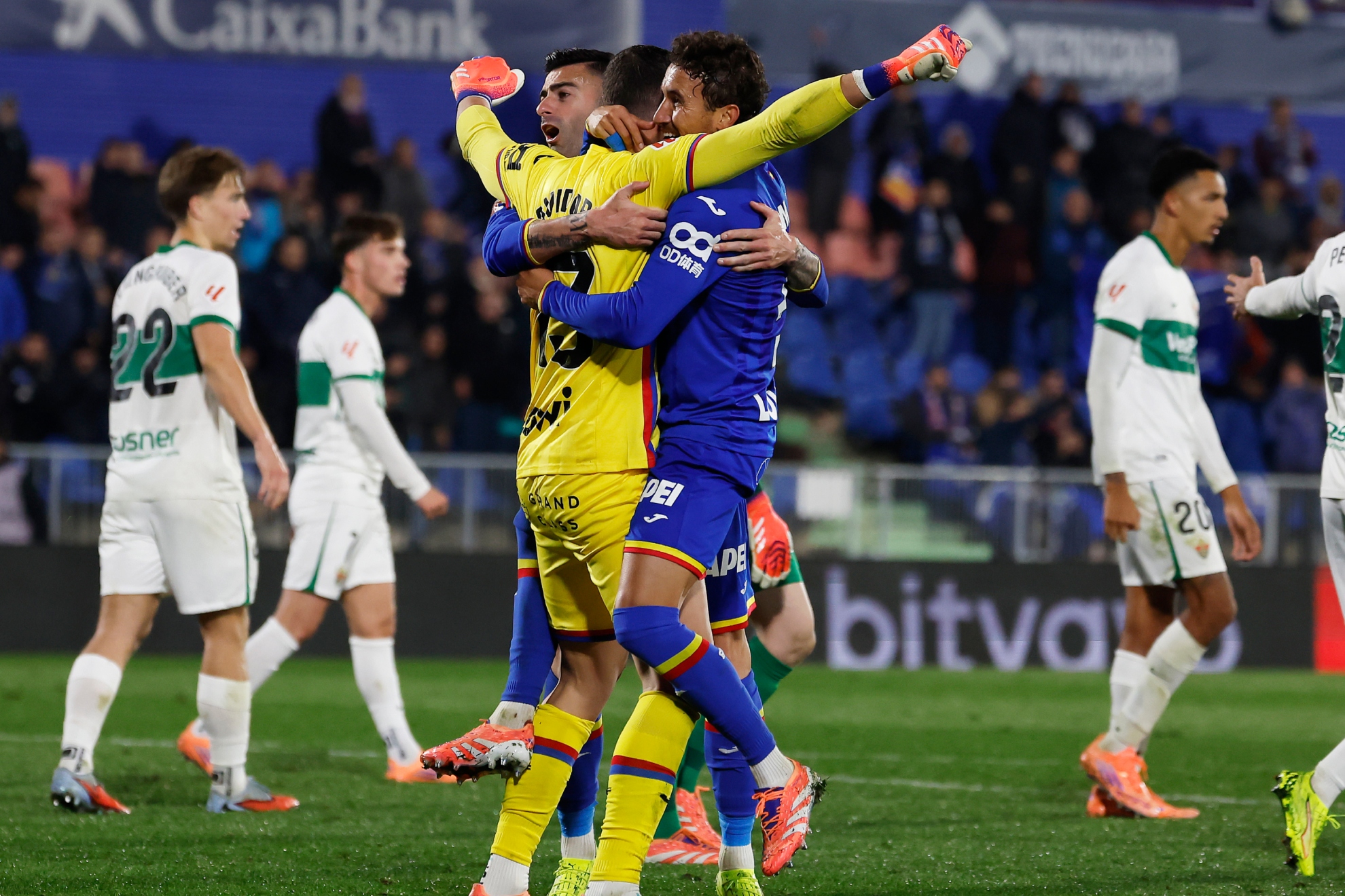 Abrazo de Milla con Soria.