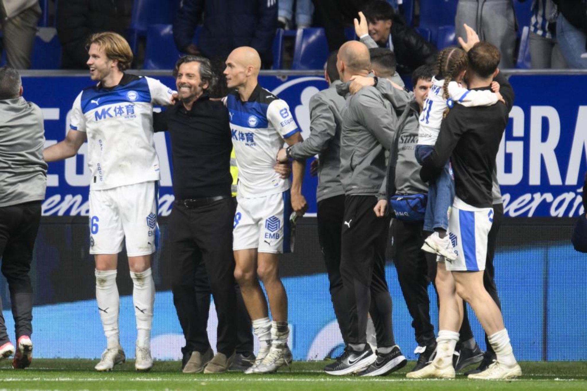 Quique Sánchez Flores se abraza a los jugadores.