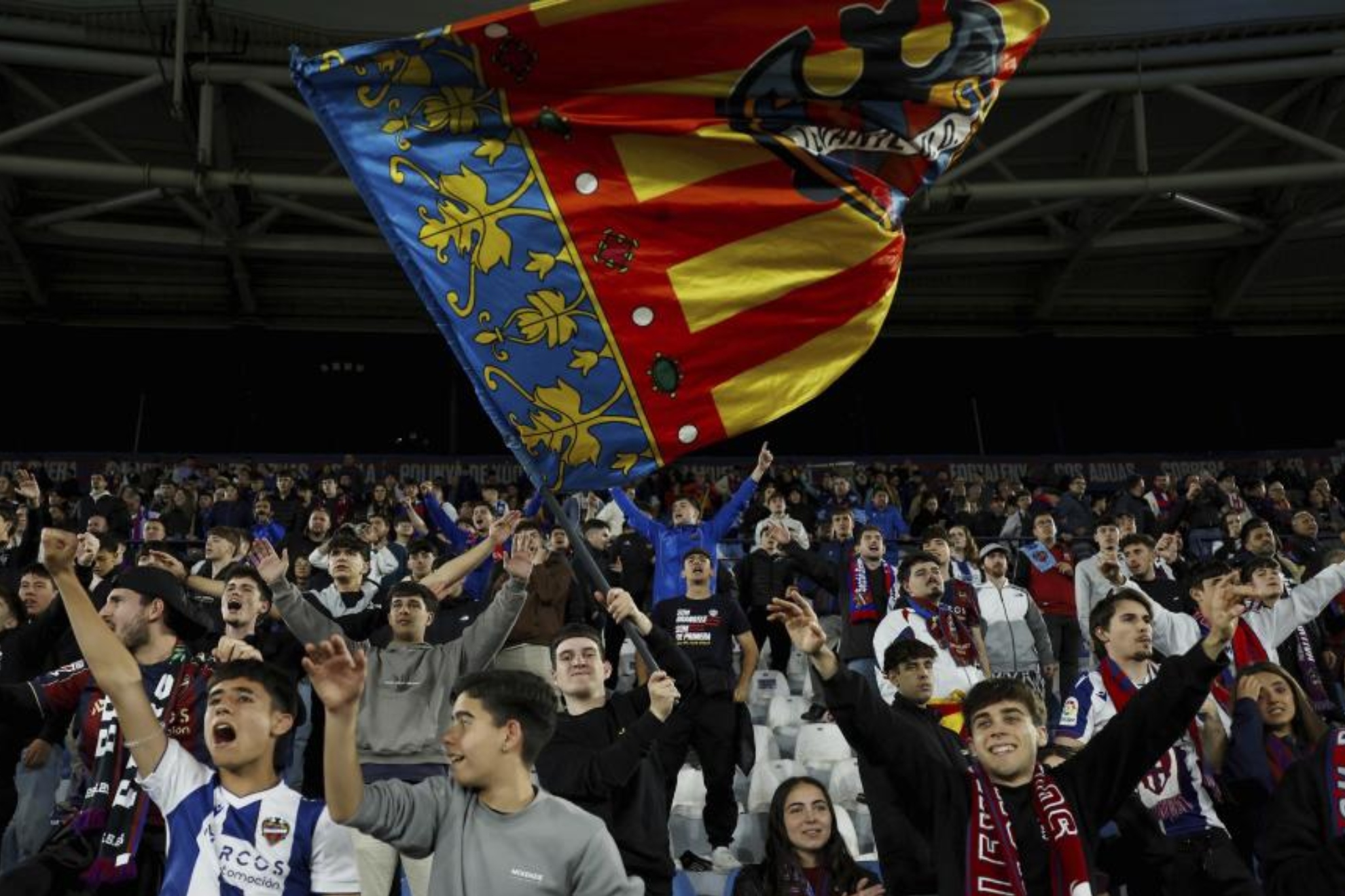 Aficionados del Levante animan en un partido.