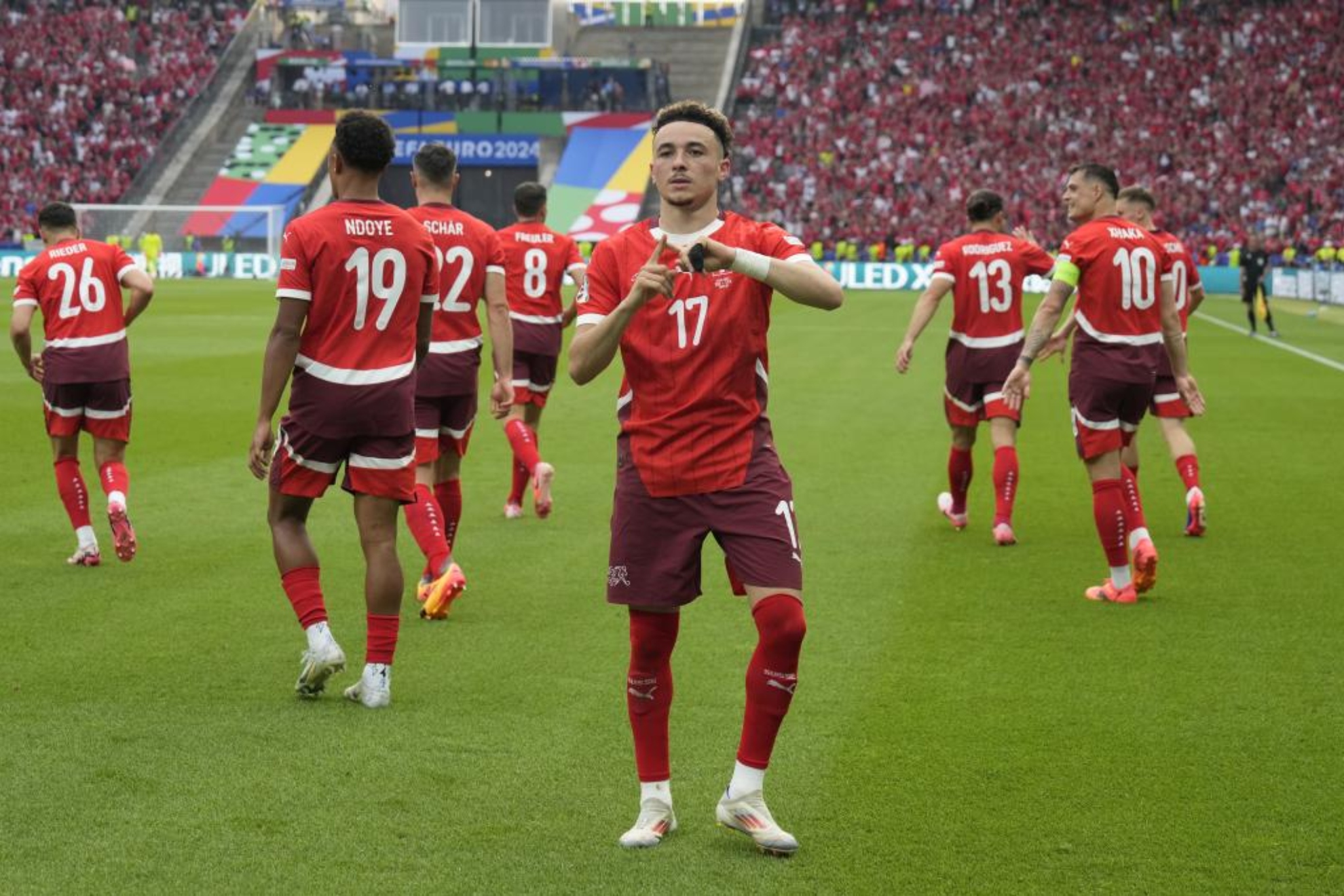 Rubén Vargas celebra un gol con Suiza.