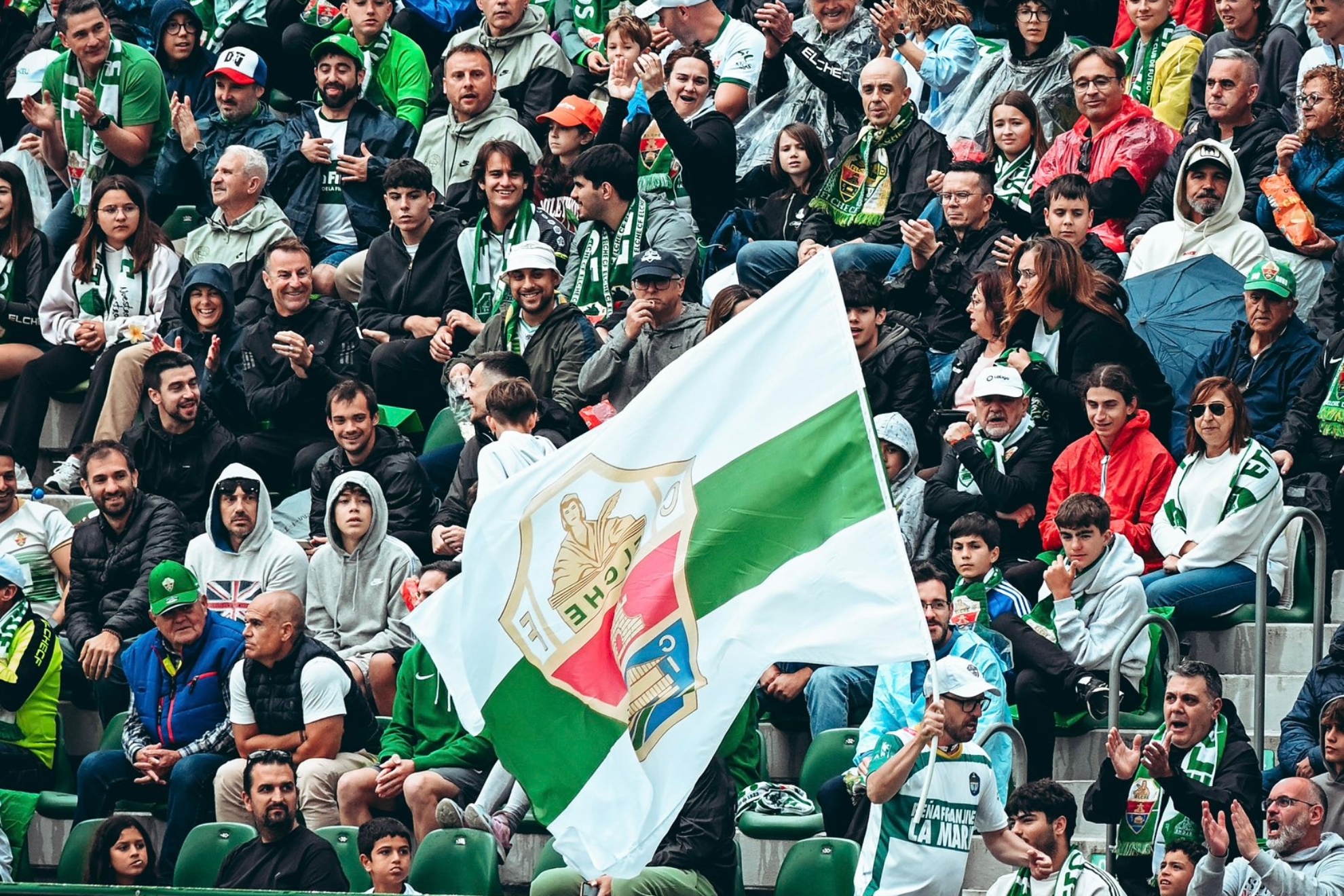 Aficionados del Elche durante un partido.