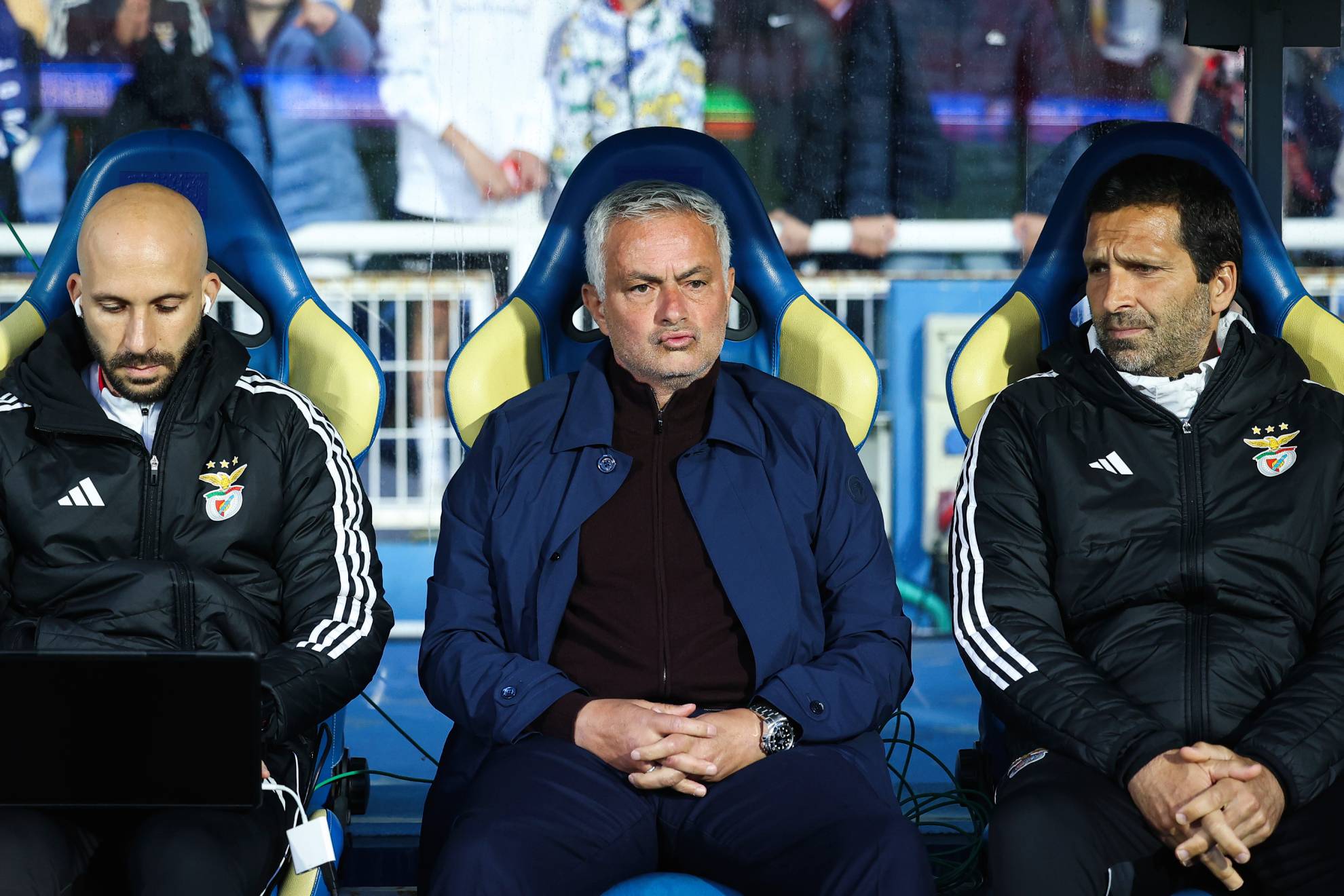 José Mourinho, en el centro, junto con João Tralhão (derecha) y Roberto Merella (izquierda)