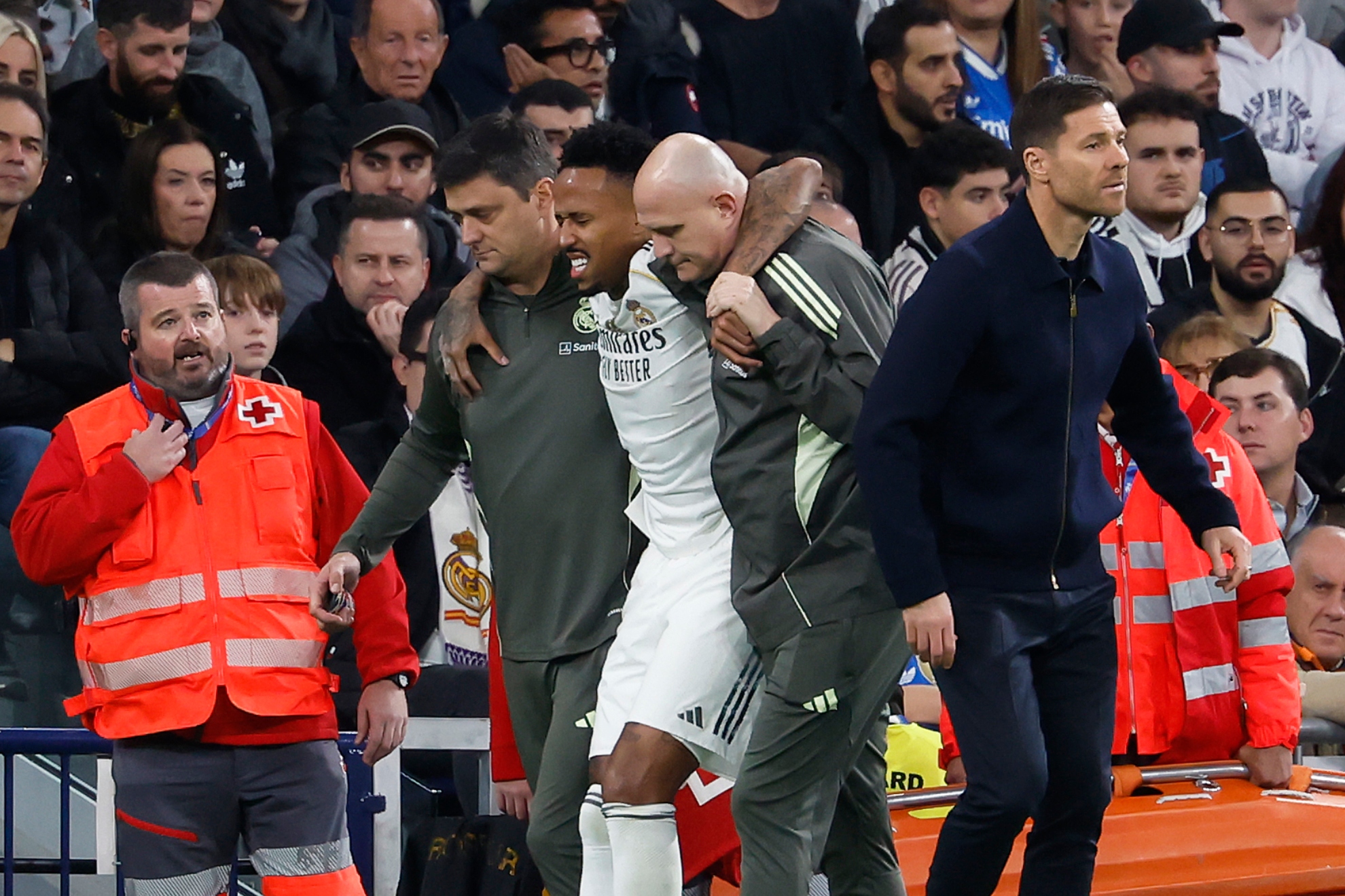 Militao pasa por detrás de Xabi Alonso tras sufrir la primera de sus dos lesiones graves esta temporada.