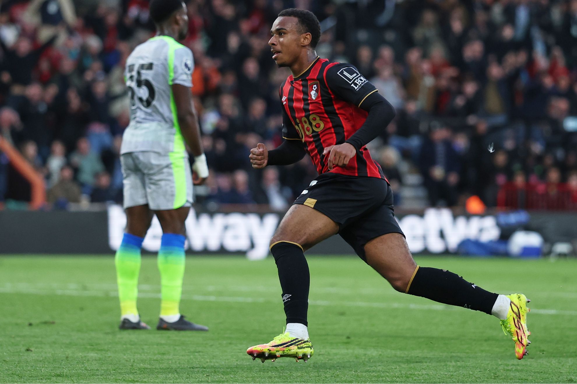 Eli Junior Kroupi festeja su gol contra el Manchester City