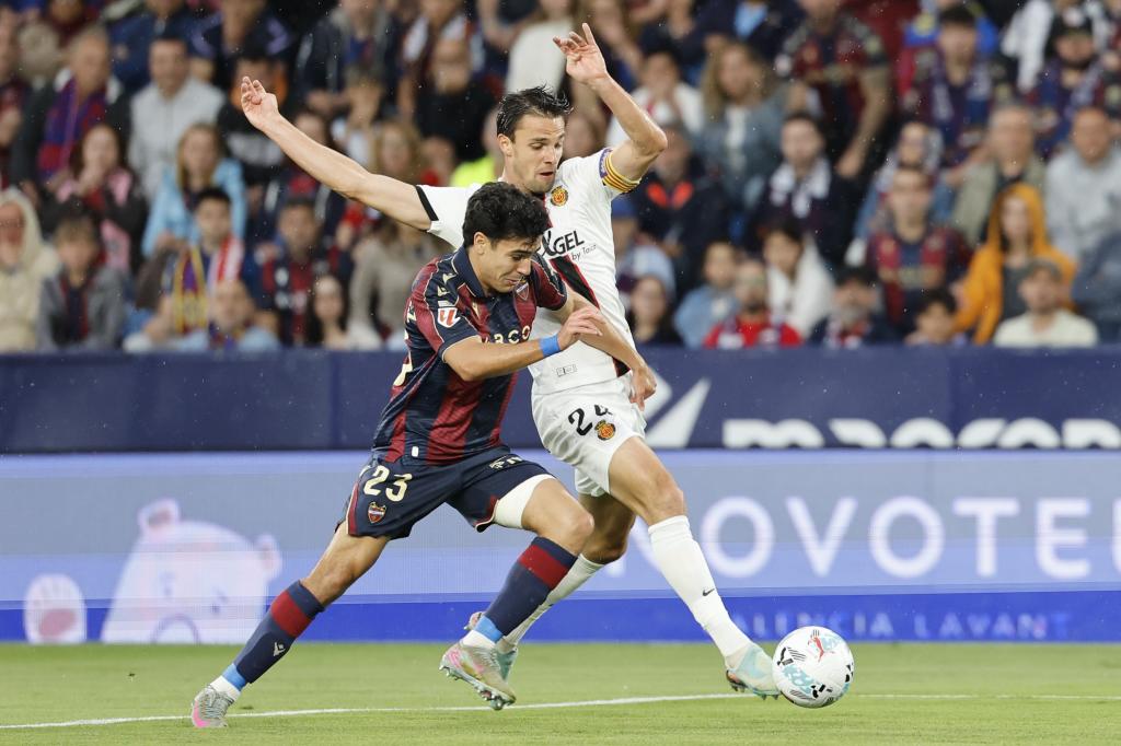 Manu Sánchez y Valjent se disputan un balón