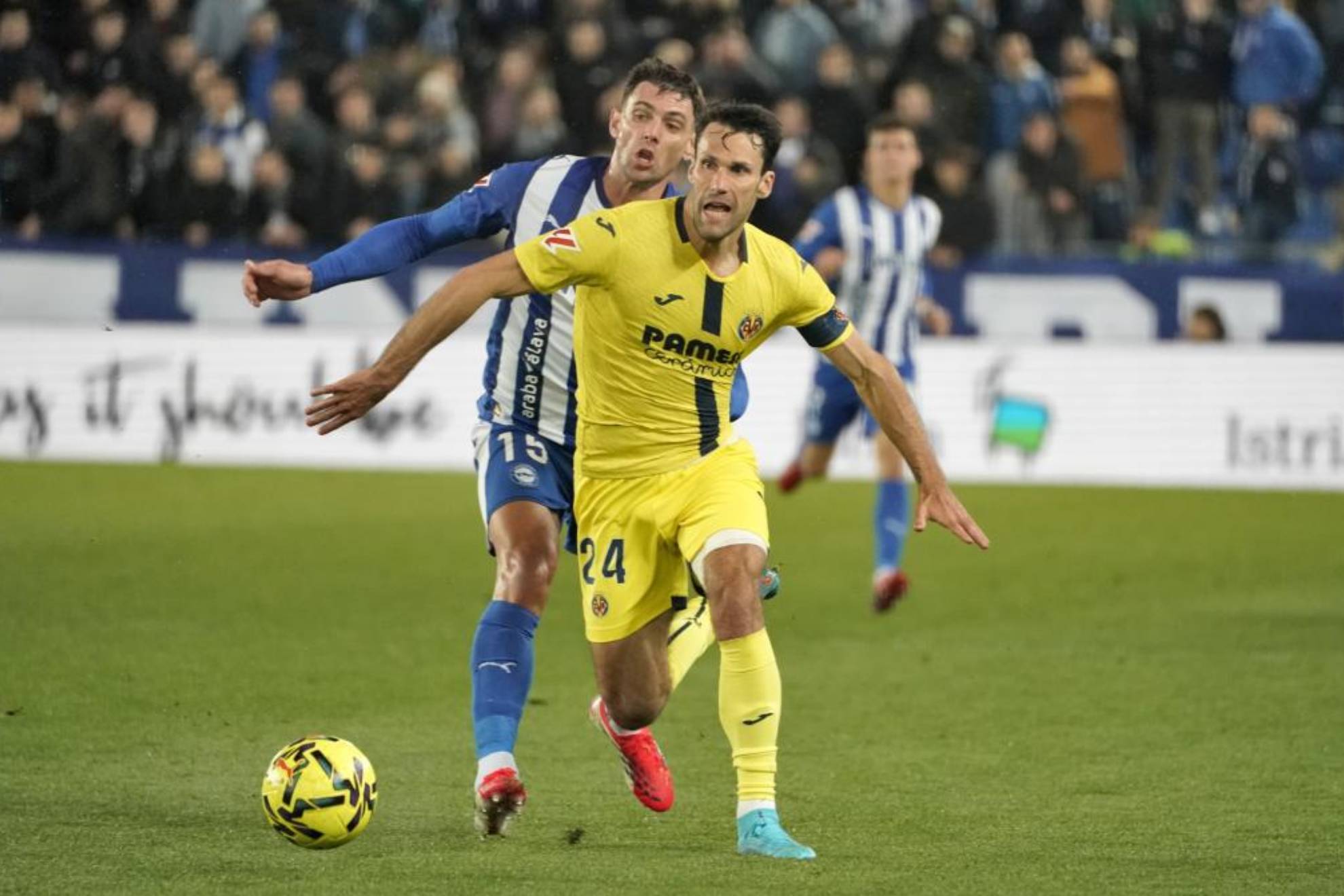 Pedraza disputa un balón con Boyé
