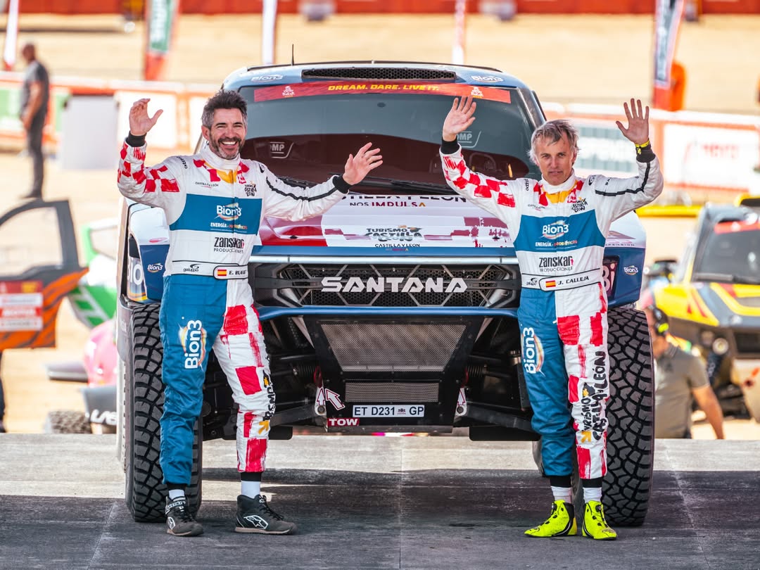 Jesús Calleja y Edu Blanco, en la salida del Dakar 2026