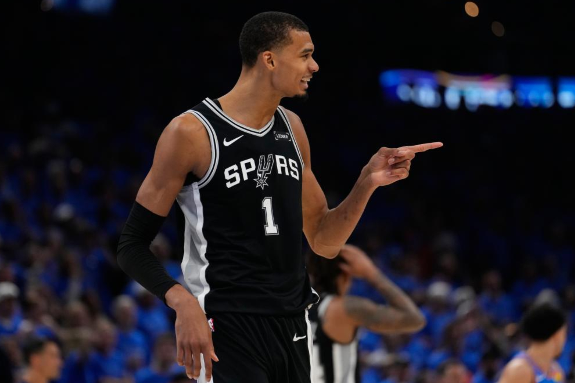 Victor Wembanyama gesticula durante el partido de su equipo ante los Thunder.