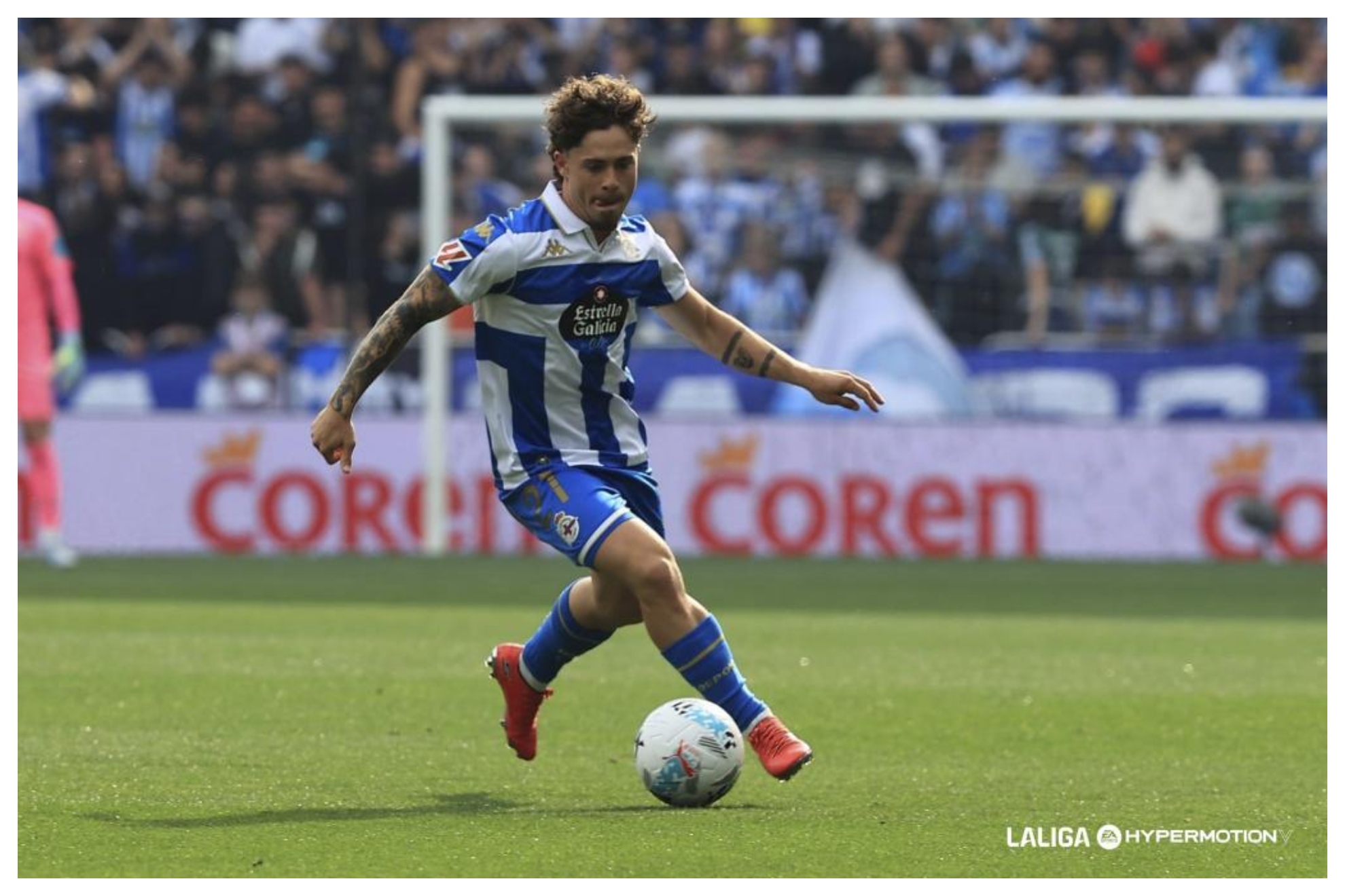 Mario Soriano avanza con el balón controlado en Riazor