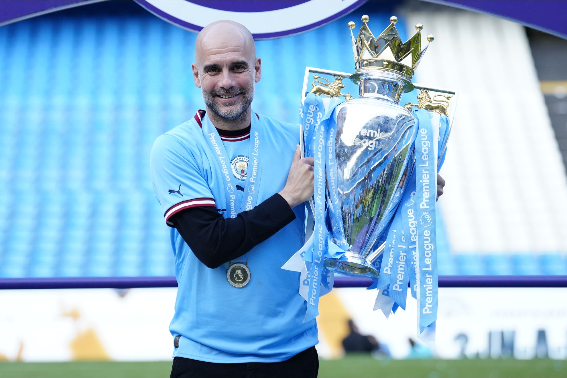 Pep Guardiola posa con su última Premier