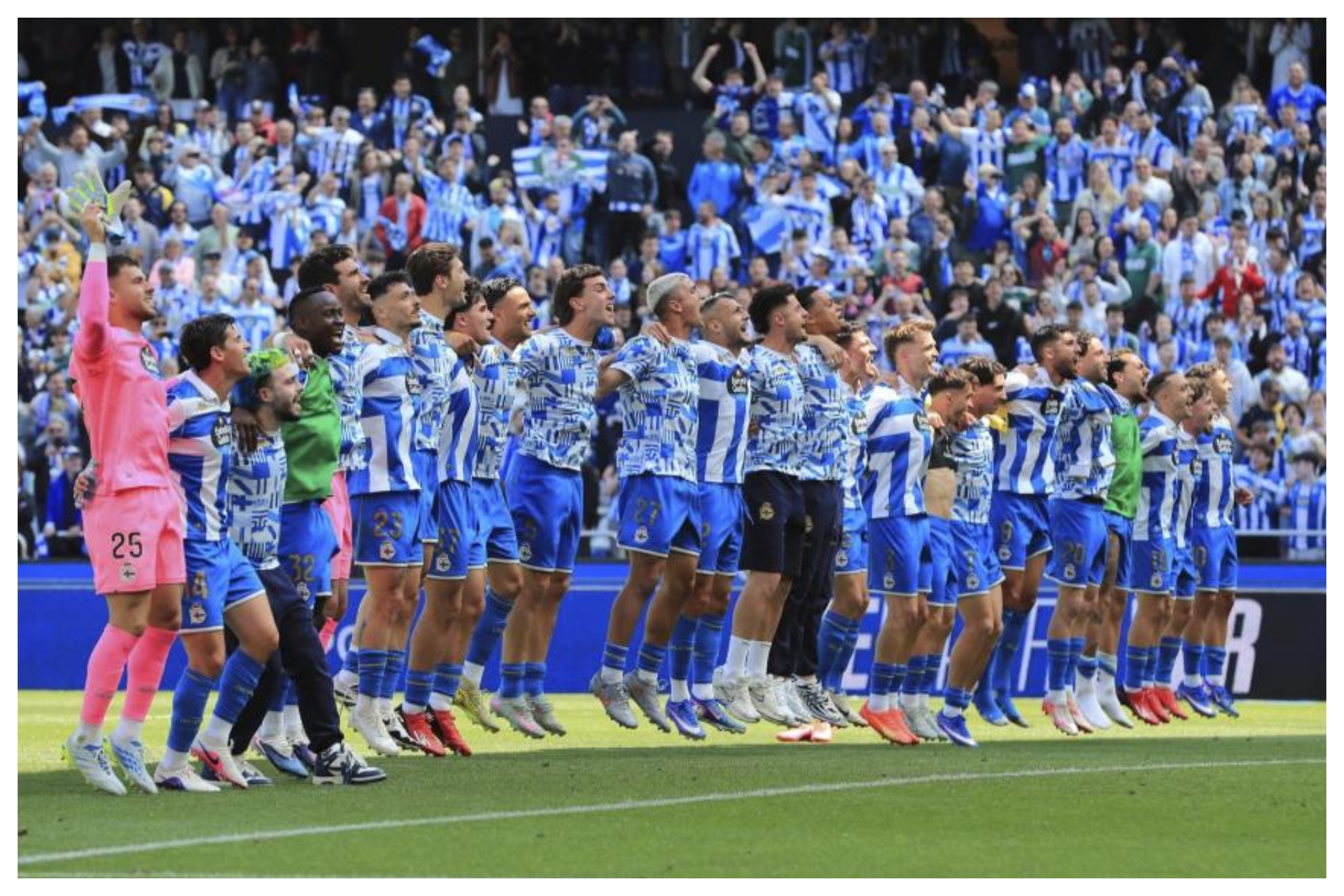 Los jugadores del Dépor celebraron con su afición el ganar al Andorra que les dejaba a un paso