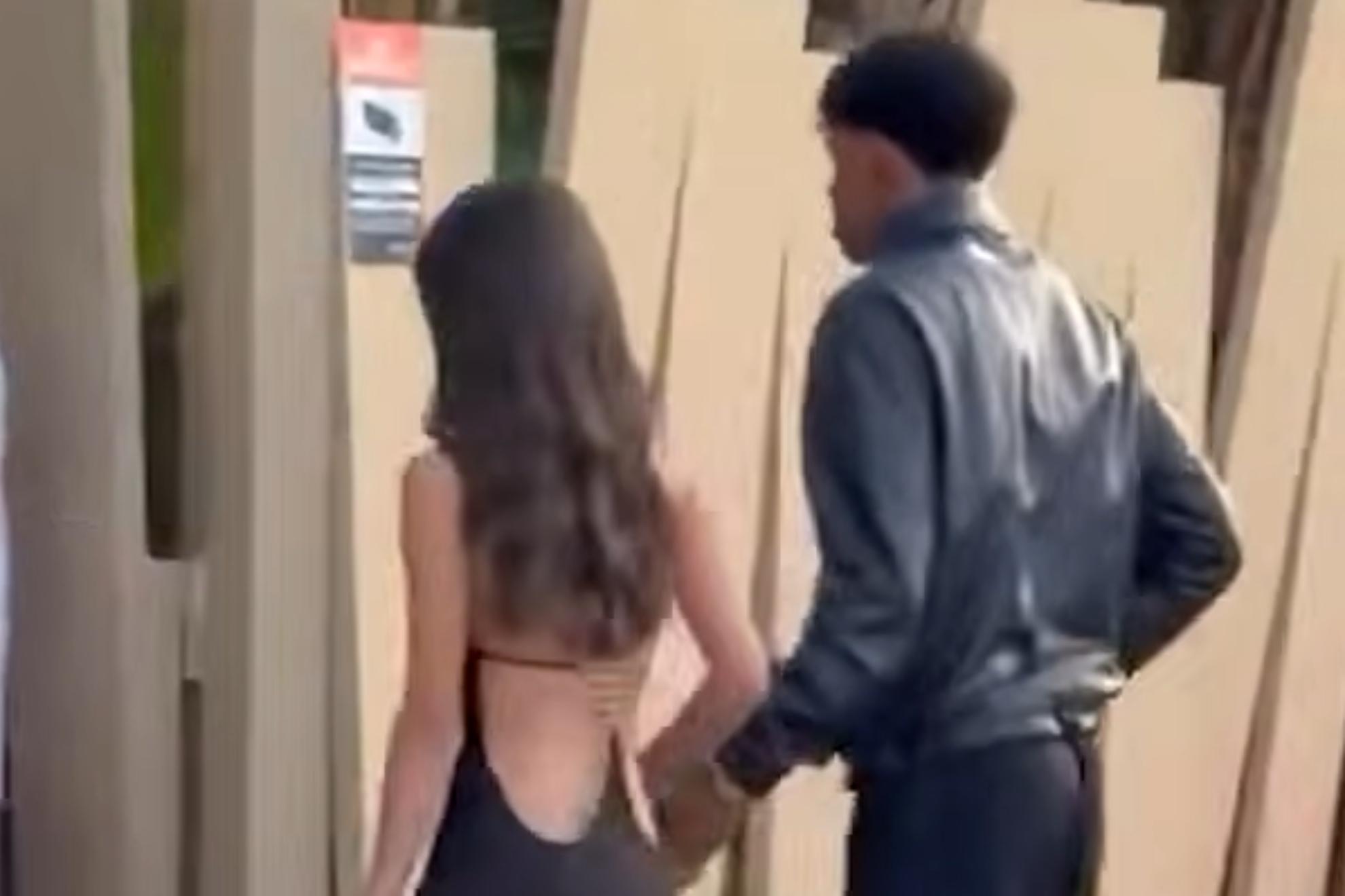 Lamine Yamal e Inés García, entran cogidos de la mano en el Casanovas Beach Club de Castelldefels.
