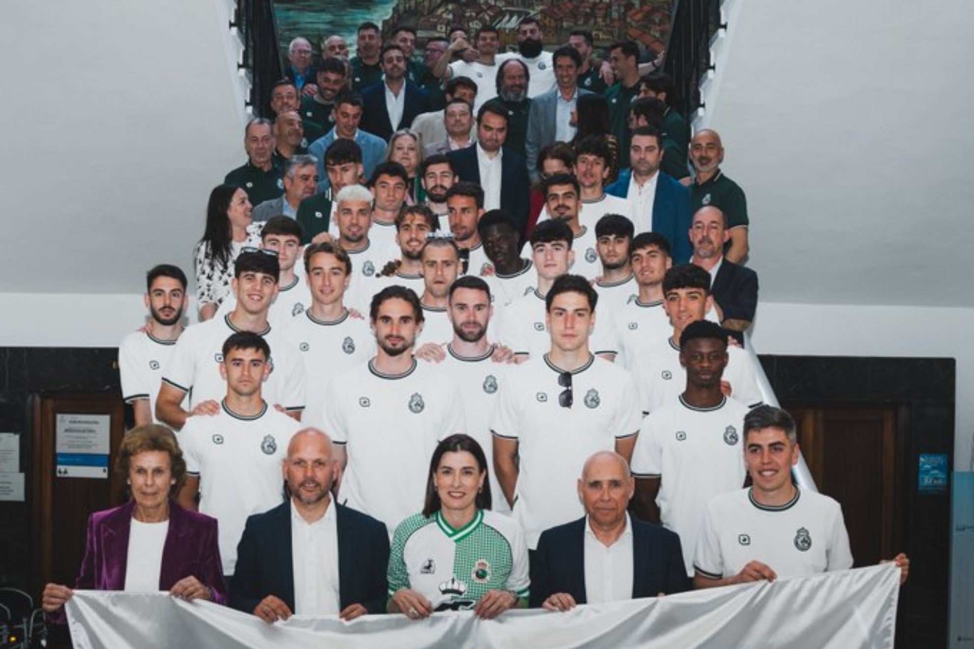 La alcaldesa, Gema Igual, junto a jugadores, técnicos, auxiliares y miembros del Consejo de Administración con el presidente Manolo Higuera&nbsp;