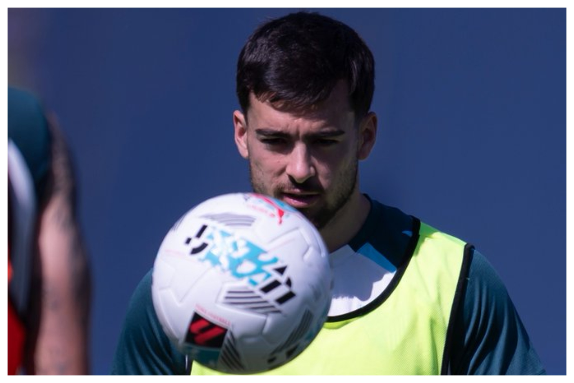 Ramón, durante un entrenamiento por detrás de un balón