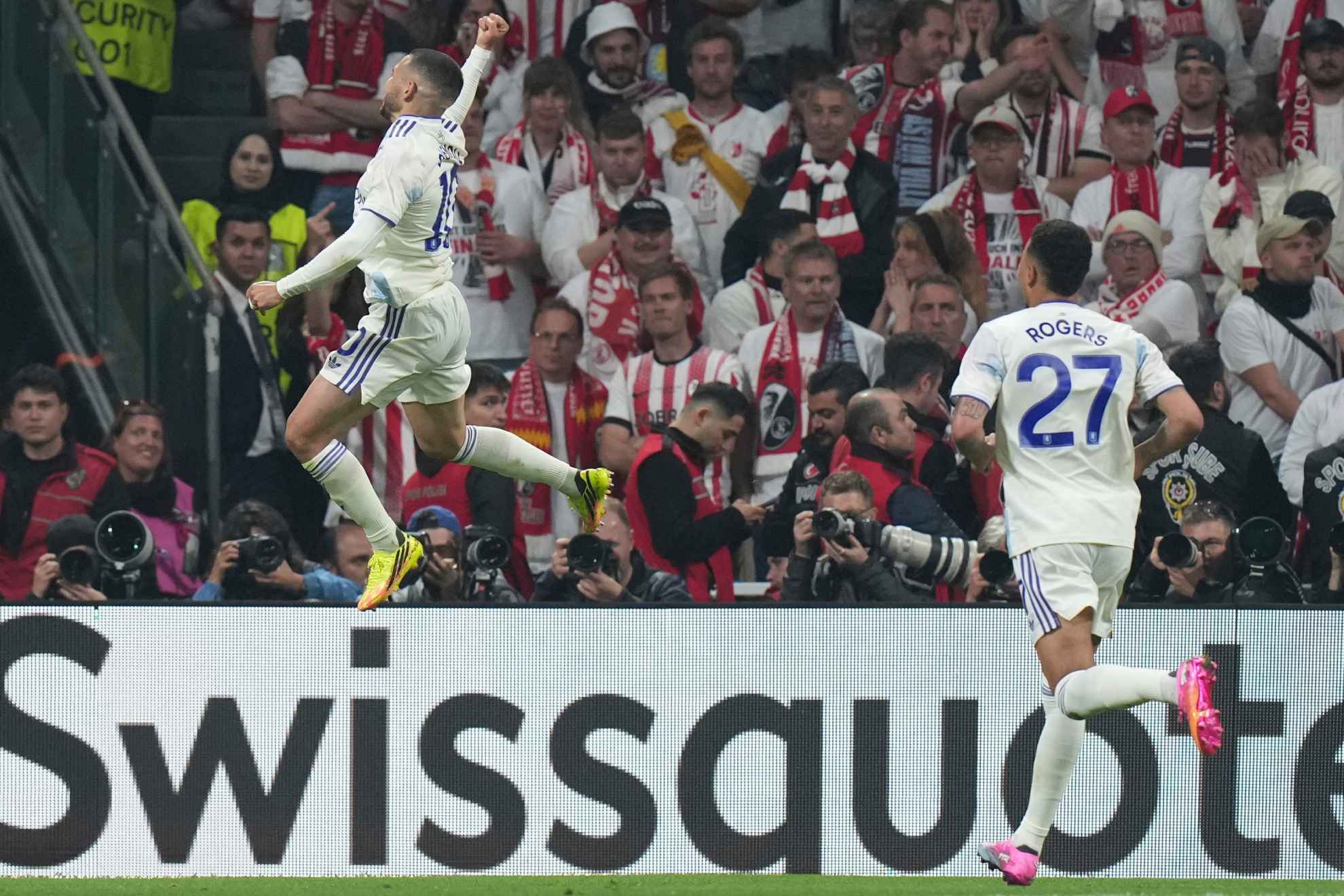 Buendía celebrates his goal in the final in Istanbul