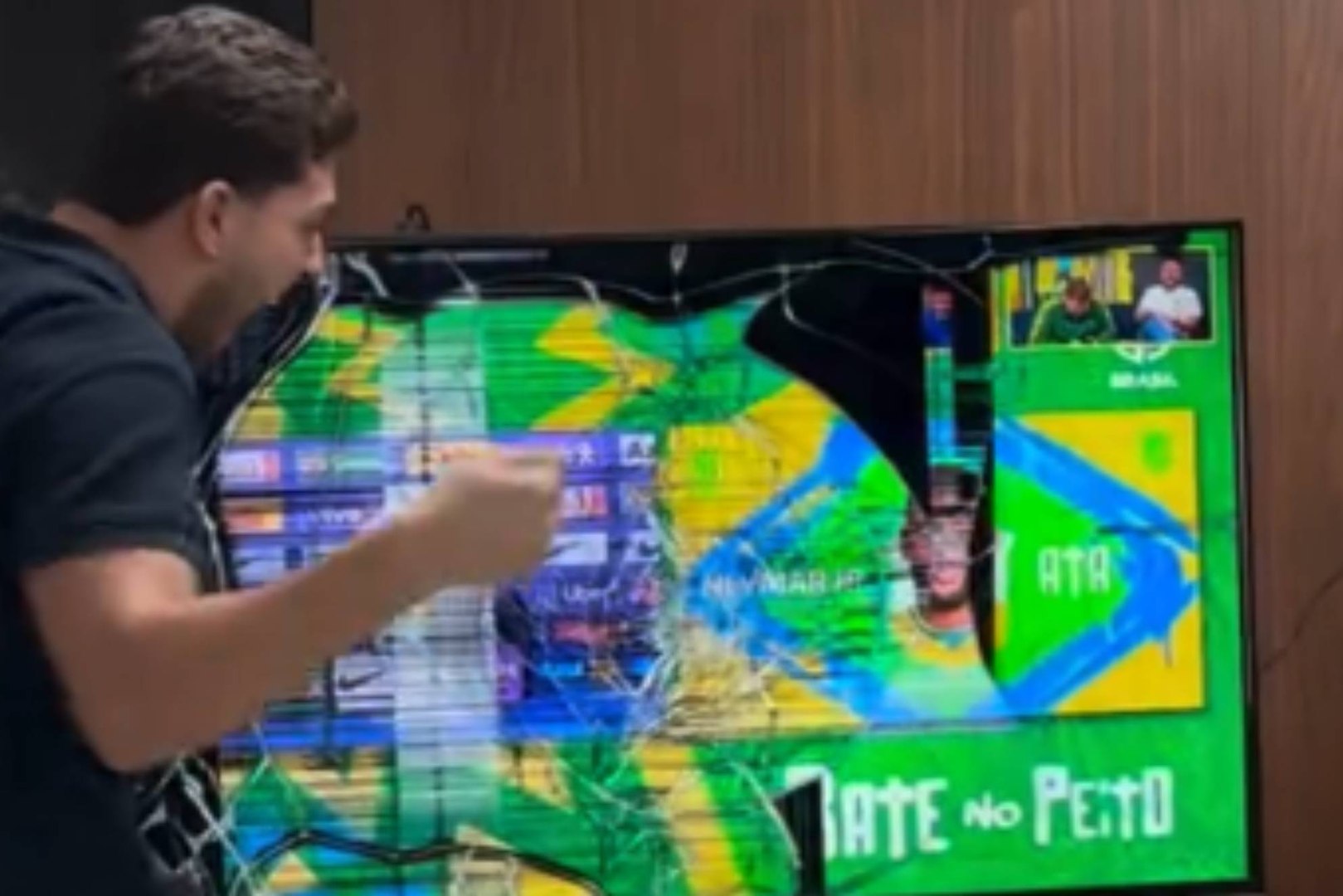 Marcello Cabral enloqueció al ver que Ancelotti convocaba a Neymar para jugar el Mundial con Brasil. El influencer perdió el control y destrozó la televisión a golpes. "¡El sexto Mundial está por llegar!", profetizó.