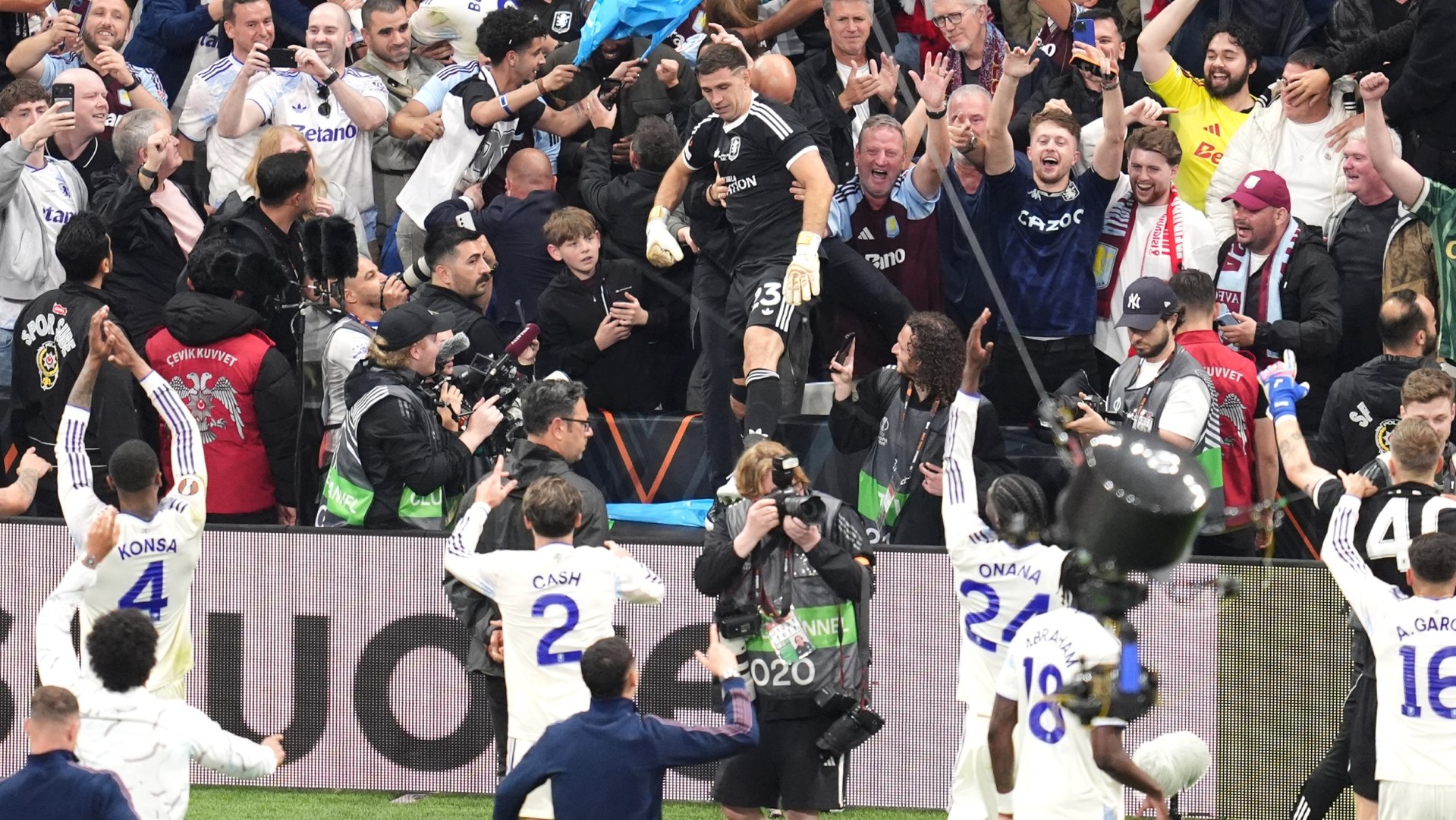El meta argentino fue uno de los verdaderos protagonistas de la celebración del Aston Villa