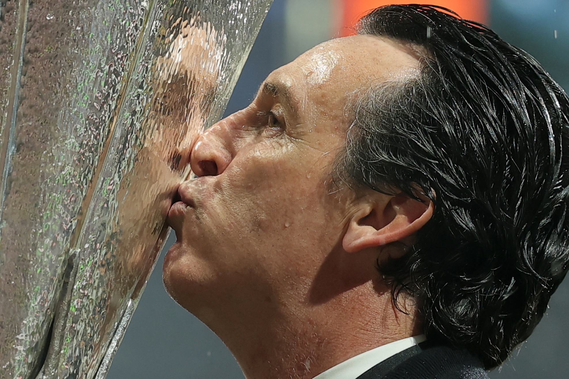 Unai Emery besa su quinta Europa League