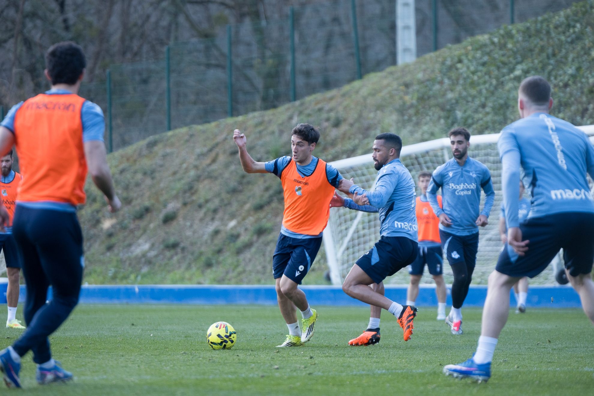 Jon Gorrotxategi y Yangel Herrera pugnan por un balón en un entrenamiento .