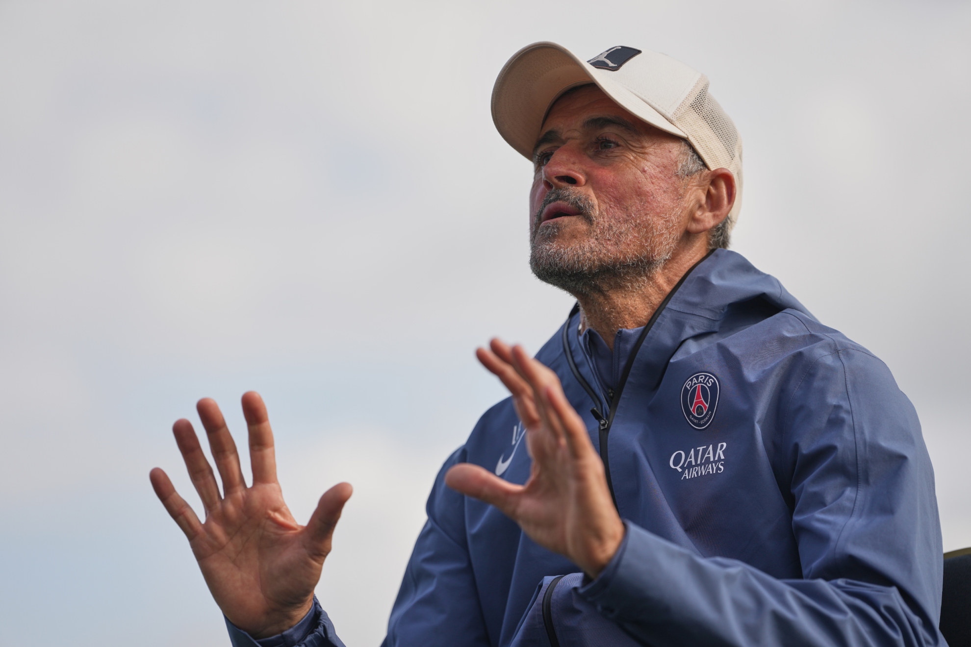Luis Enrique, entrenando ayer en París.