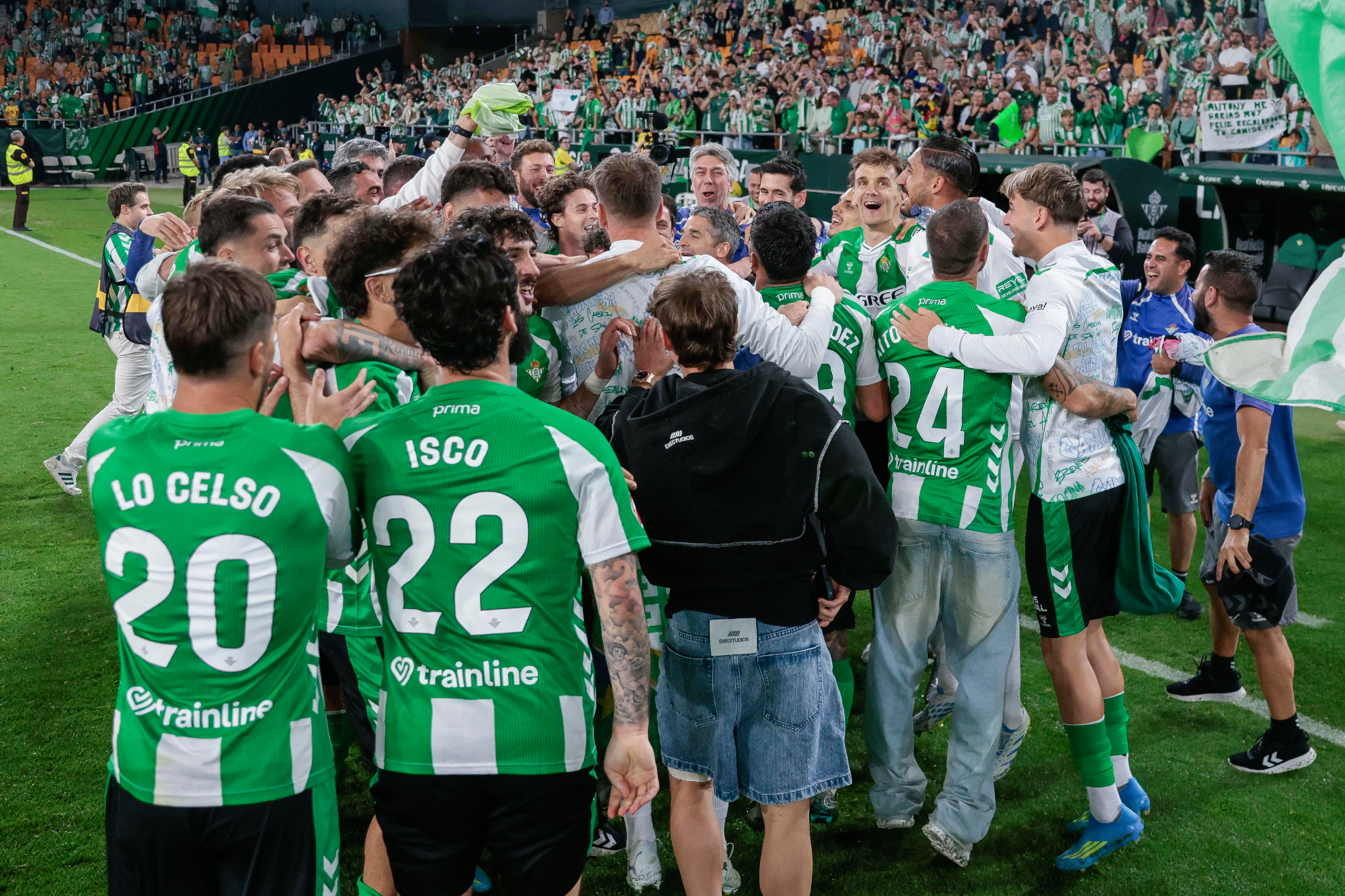 Los jugadores del Betis celebran el pase a la Champions