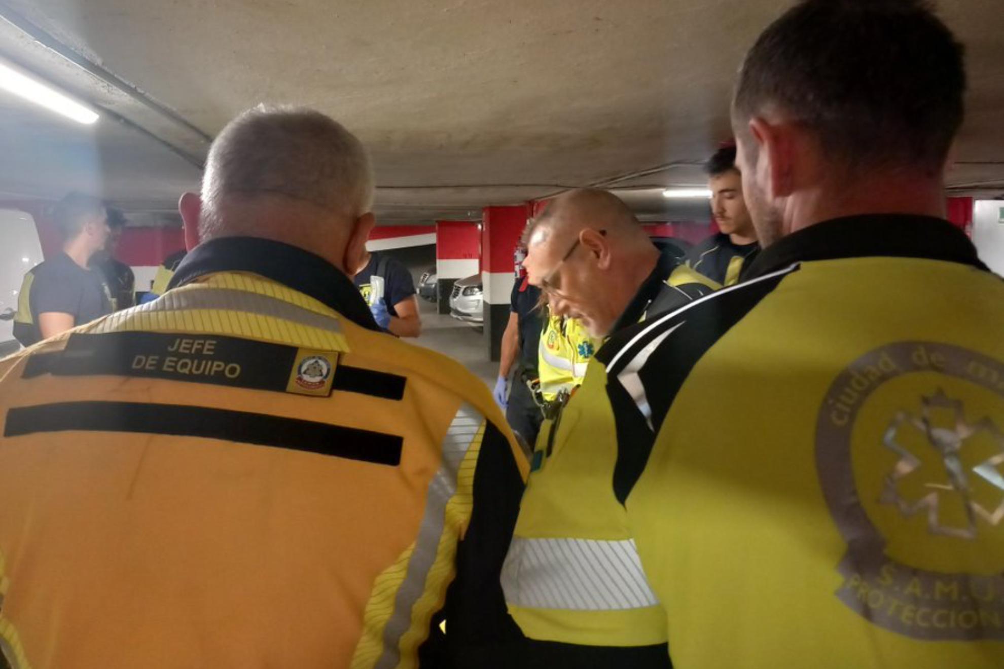 Los servicios de emergencia, en el garaje en el que tuvo lugar el accidente.
