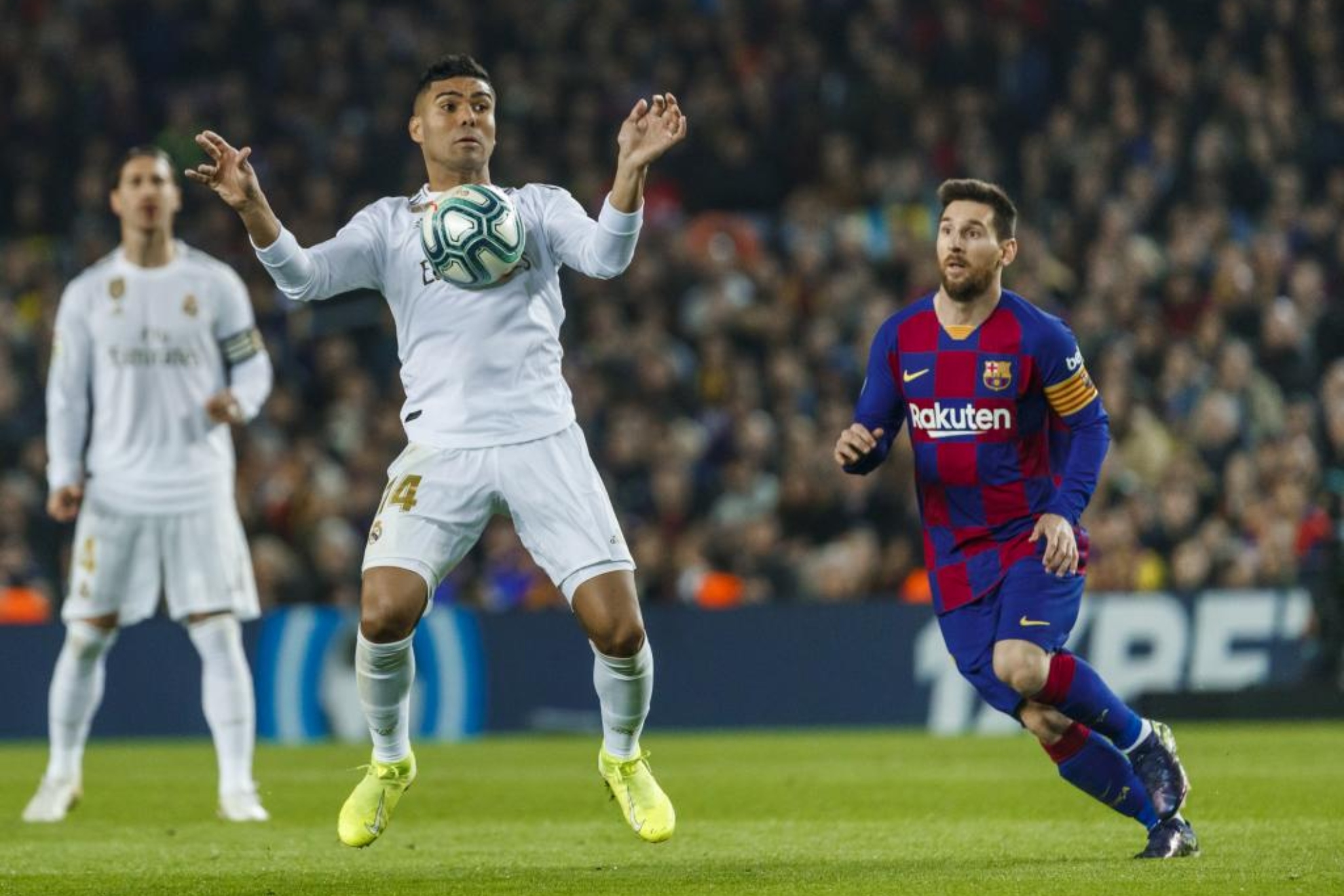 Casemiro controla el balón en presencia de Leo Messi.