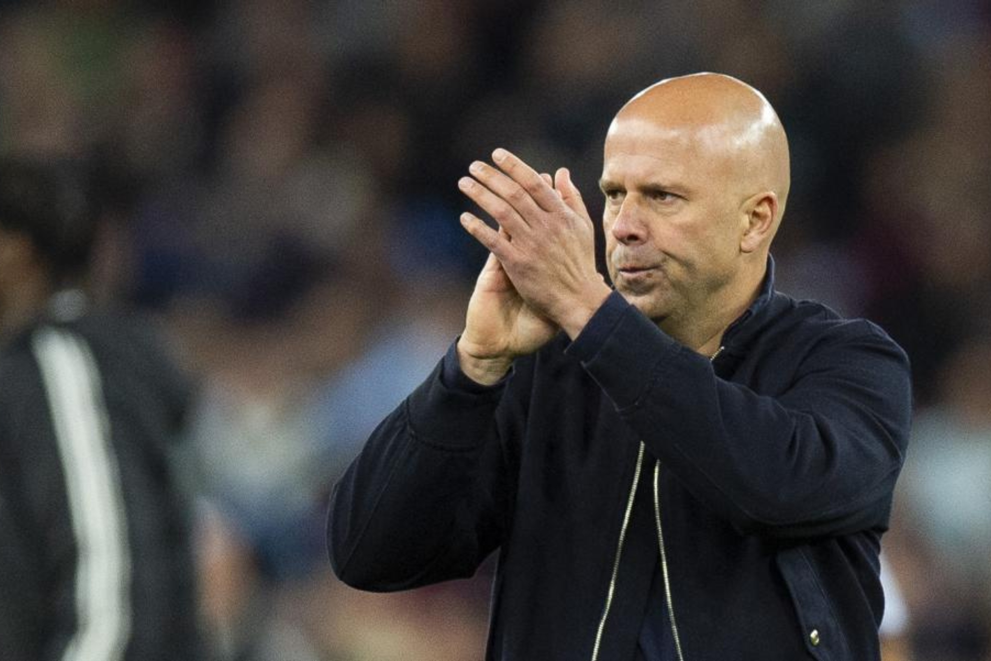 Arne Slot aplaude a los aficionados del Aston Villa.