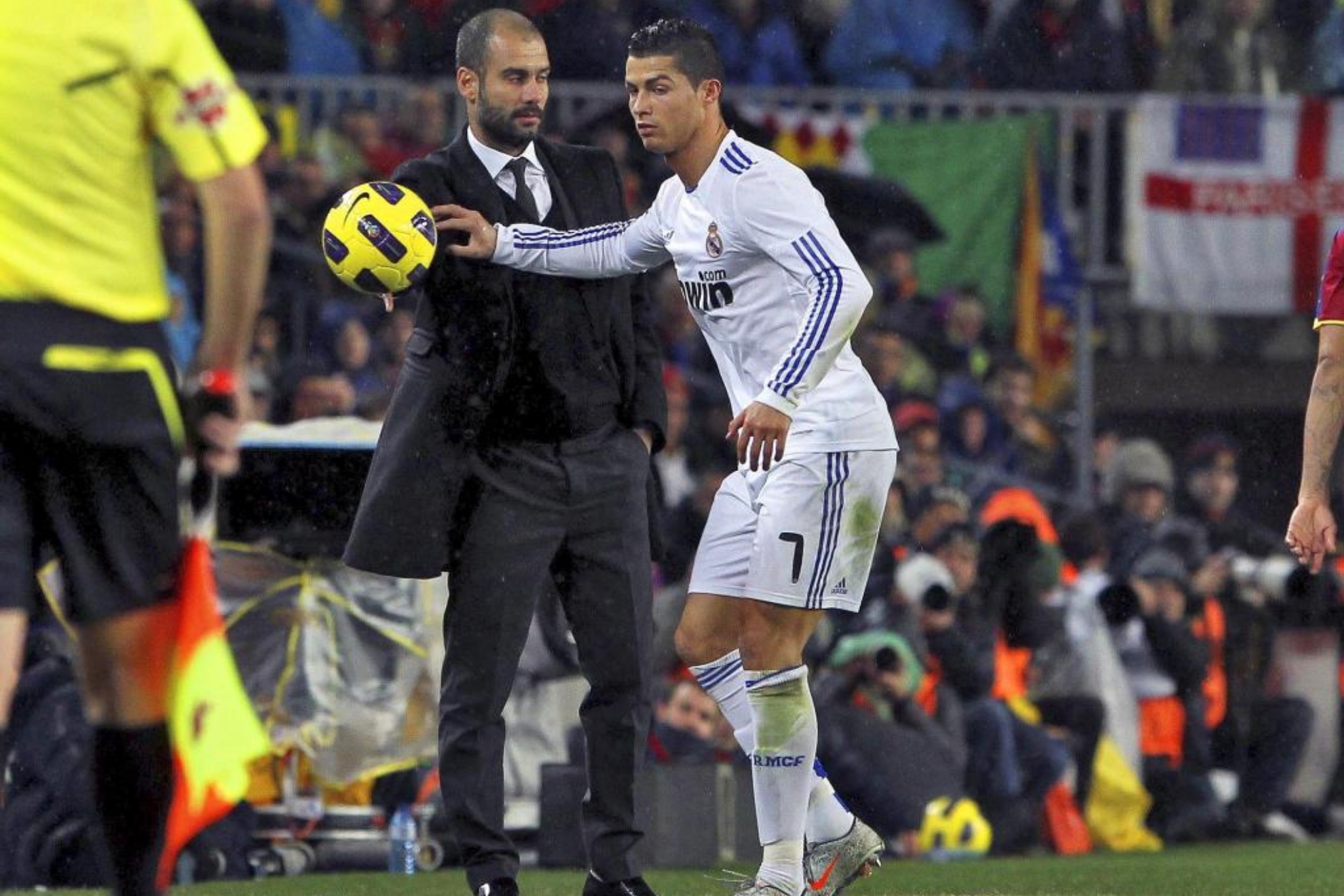 Cristiano Ronaldo trata de arrebatar el balón a Pep Guardiola.